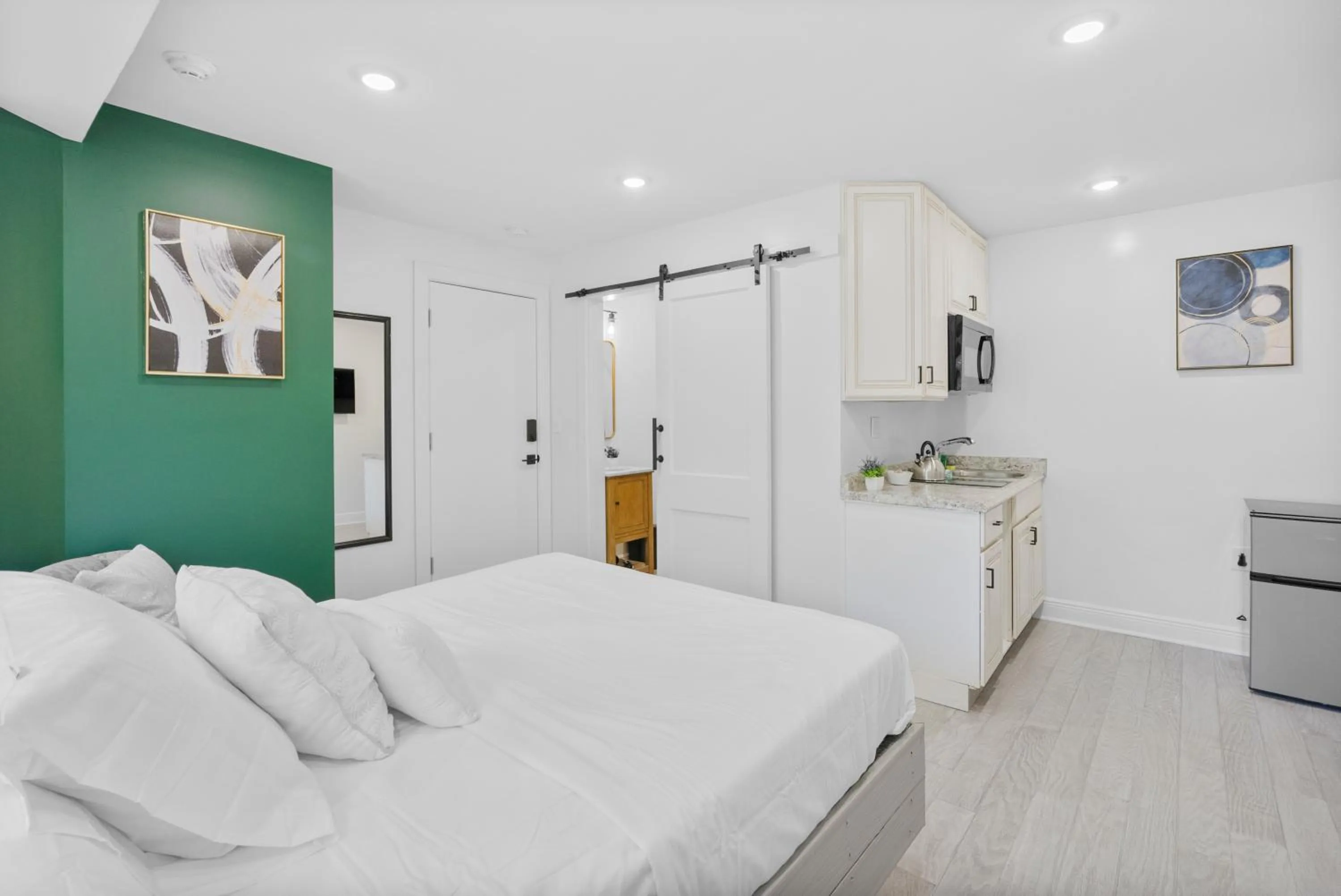 Bedroom, Bed in Urban Oasis Ed Sheeran Vibes 15 Mins Away