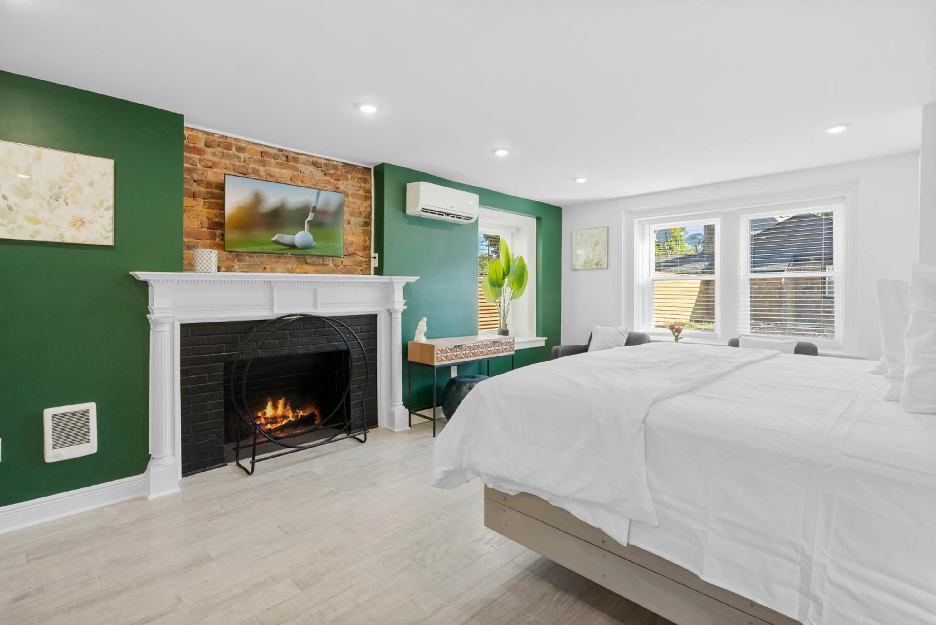 Bedroom, Bed in Urban Oasis Ed Sheeran Vibes 15 Mins Away