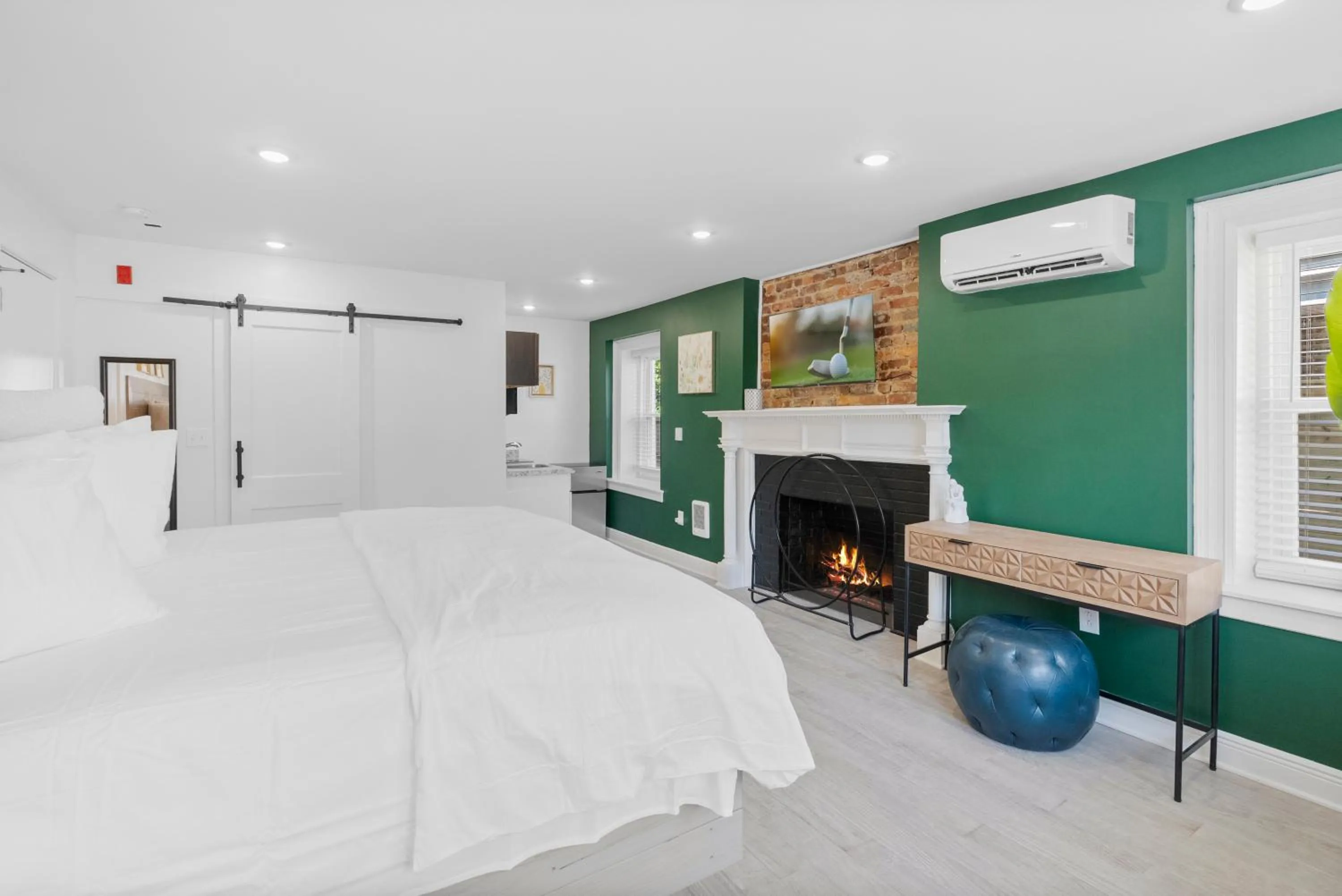 Bedroom, Bed in Urban Oasis Ed Sheeran Vibes 15 Mins Away