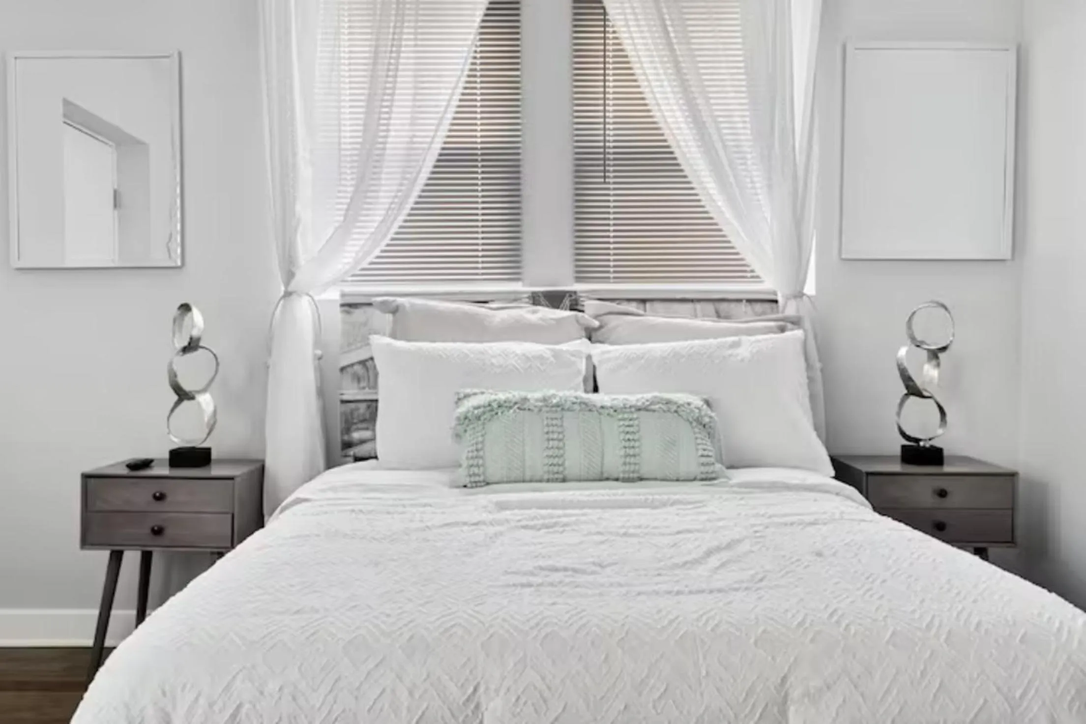 Bed in Urban Oasis Ed Sheeran Vibes 15 Mins Away