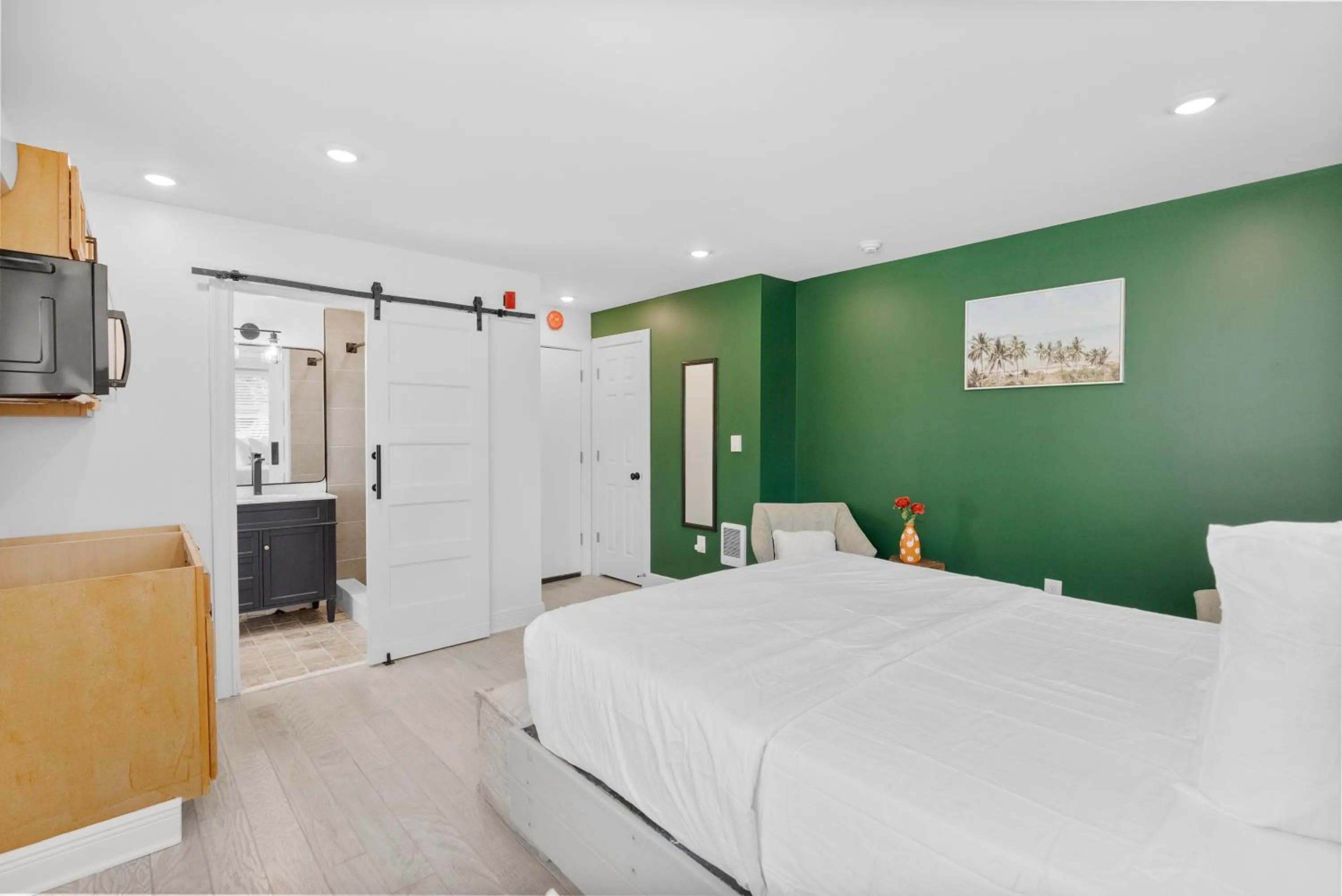 Bedroom, Bed in Urban Oasis Ed Sheeran Vibes 15 Mins Away