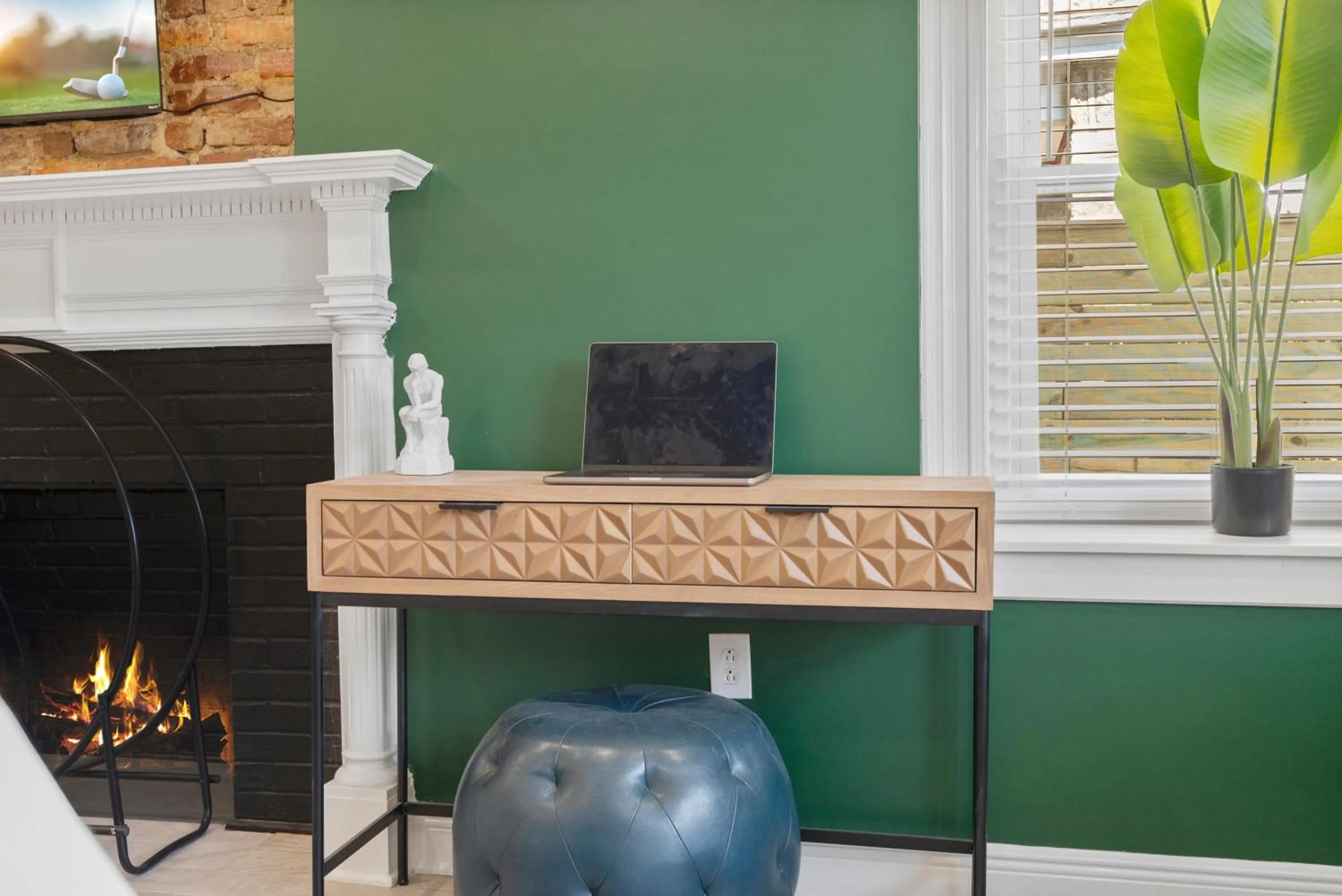 Bedroom in Urban Oasis Ed Sheeran Vibes 15 Mins Away