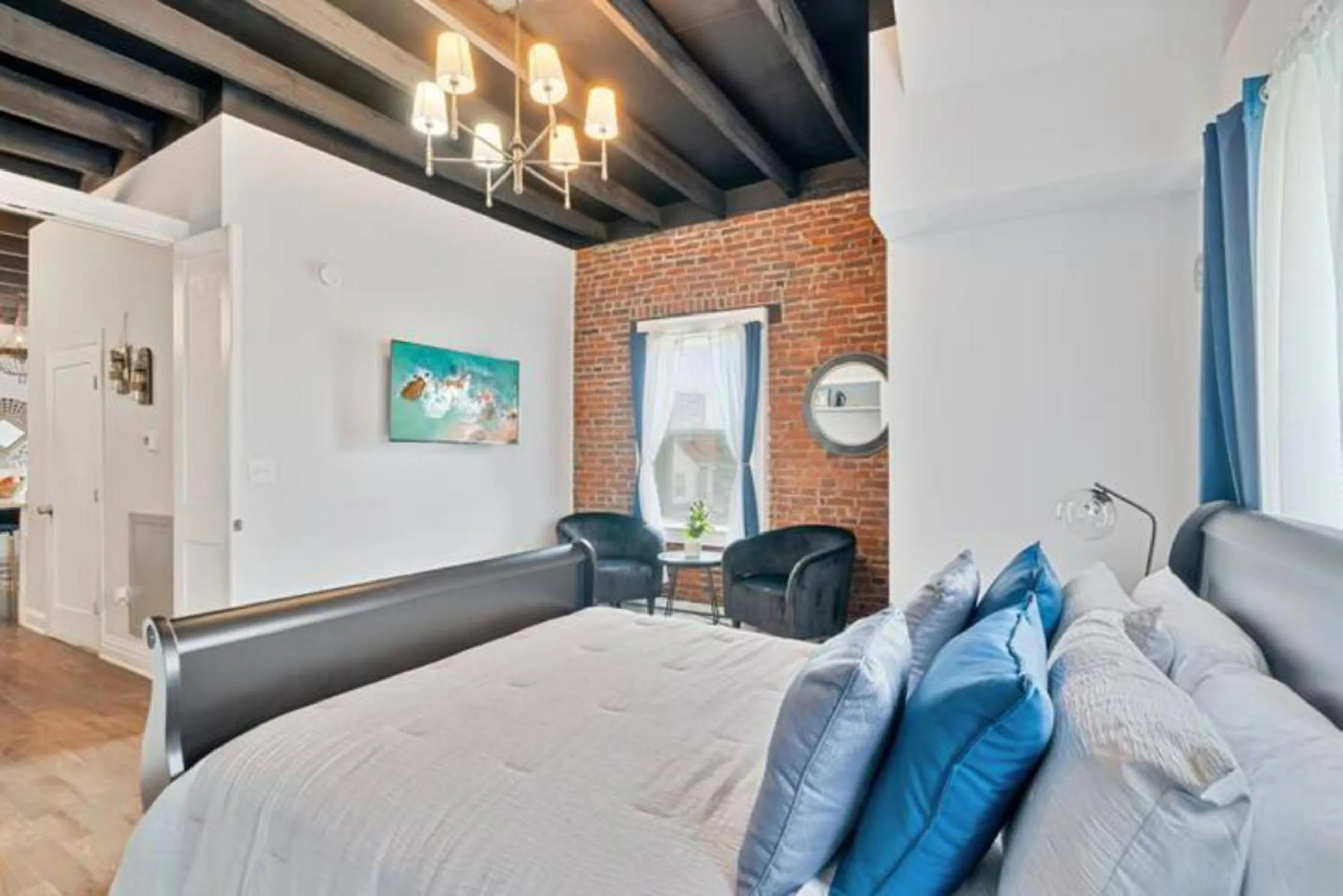 Photo of the whole room, Bed in Urban Oasis Ed Sheeran Vibes 15 Mins Away