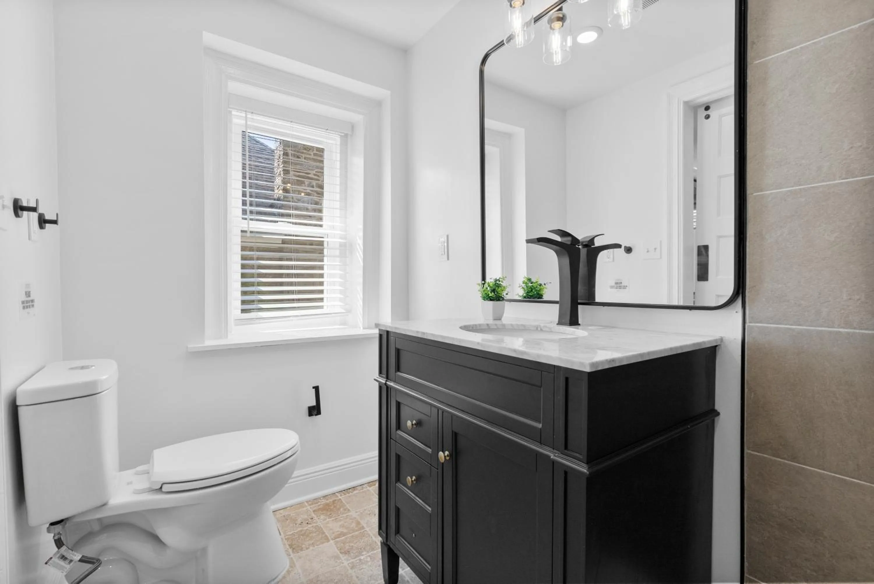 Bathroom in Urban Oasis Ed Sheeran Vibes 15 Mins Away