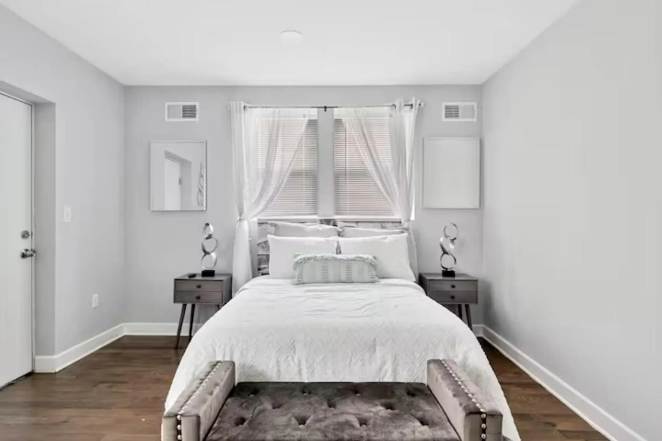 Photo of the whole room, Bed in Urban Oasis Ed Sheeran Vibes 15 Mins Away