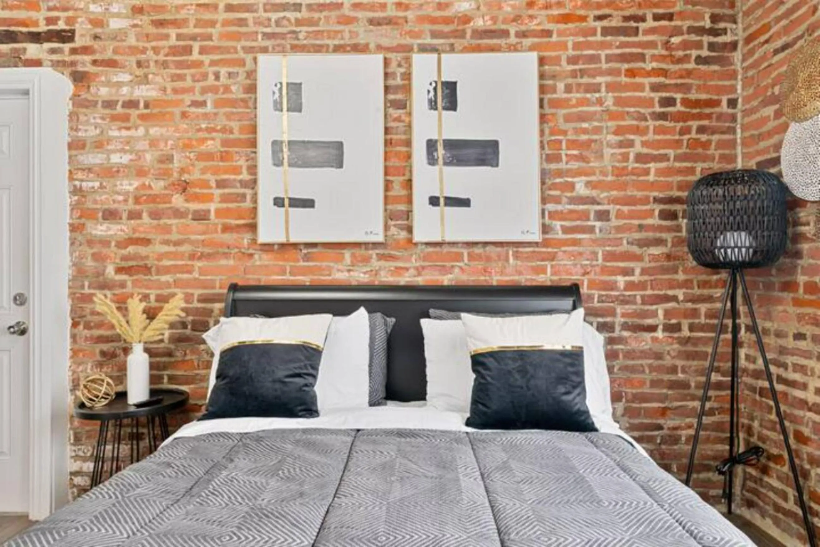 Bed in Urban Oasis Ed Sheeran Vibes 15 Mins Away