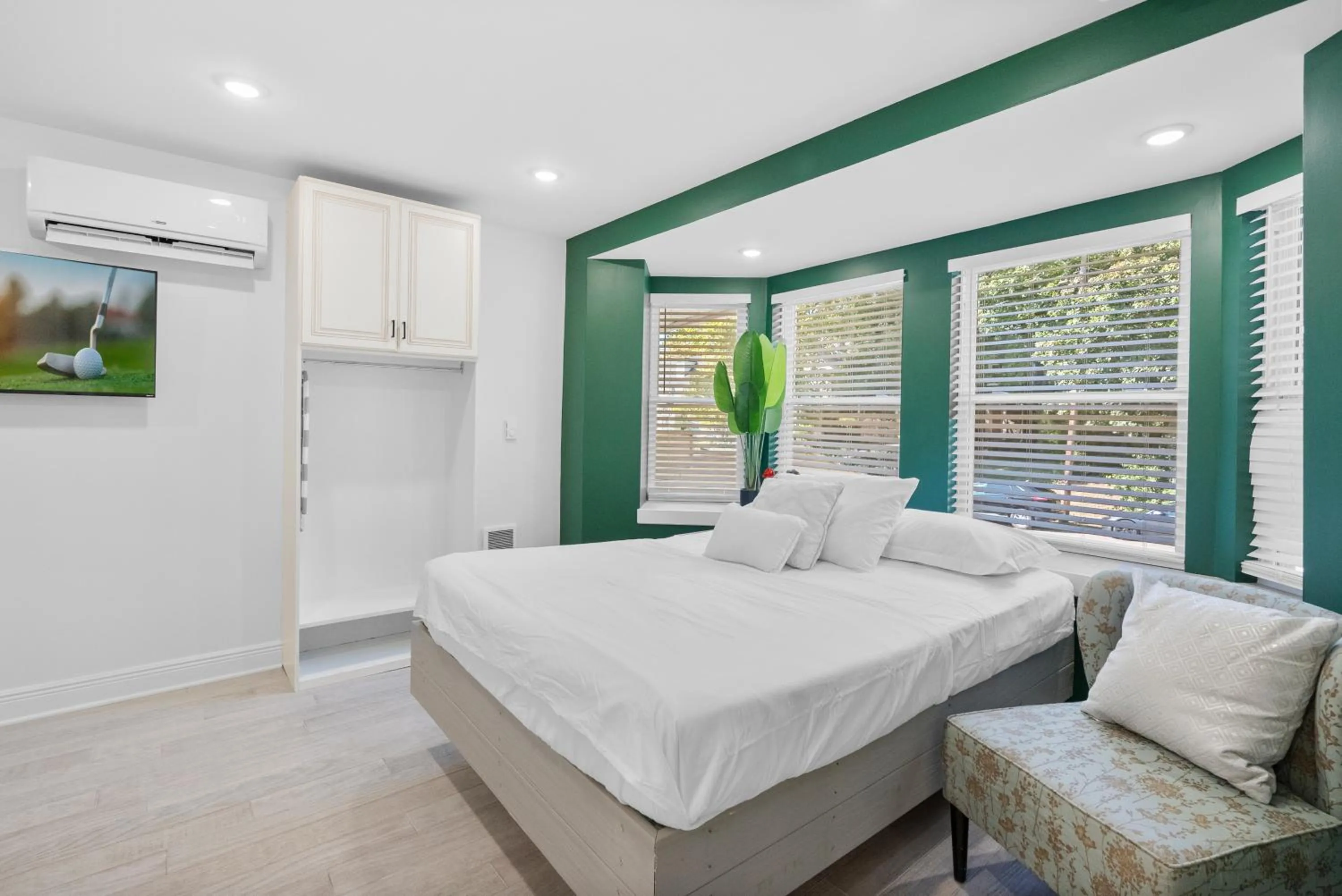 Bedroom, Bed in Urban Oasis Ed Sheeran Vibes 15 Mins Away