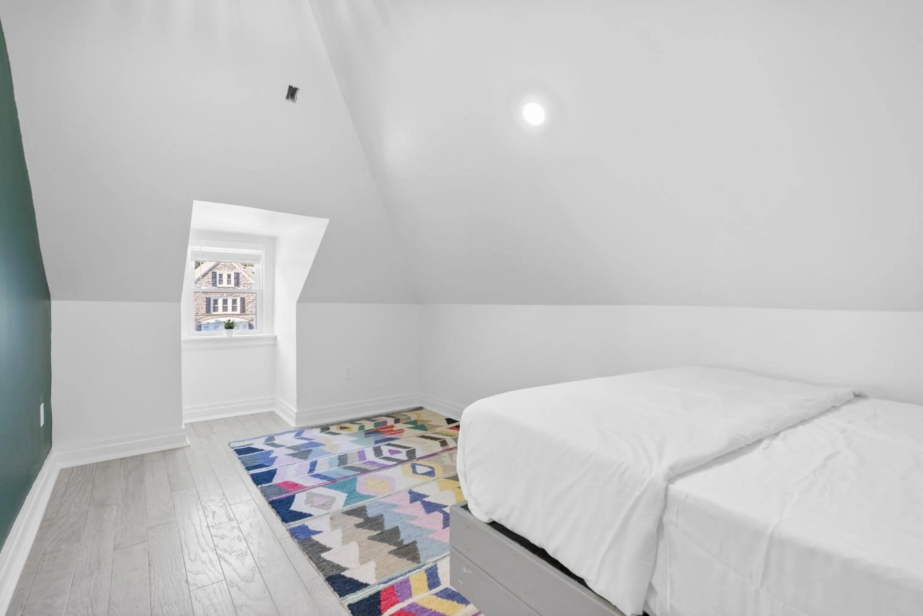 Bed in Urban Oasis Ed Sheeran Vibes 15 Mins Away