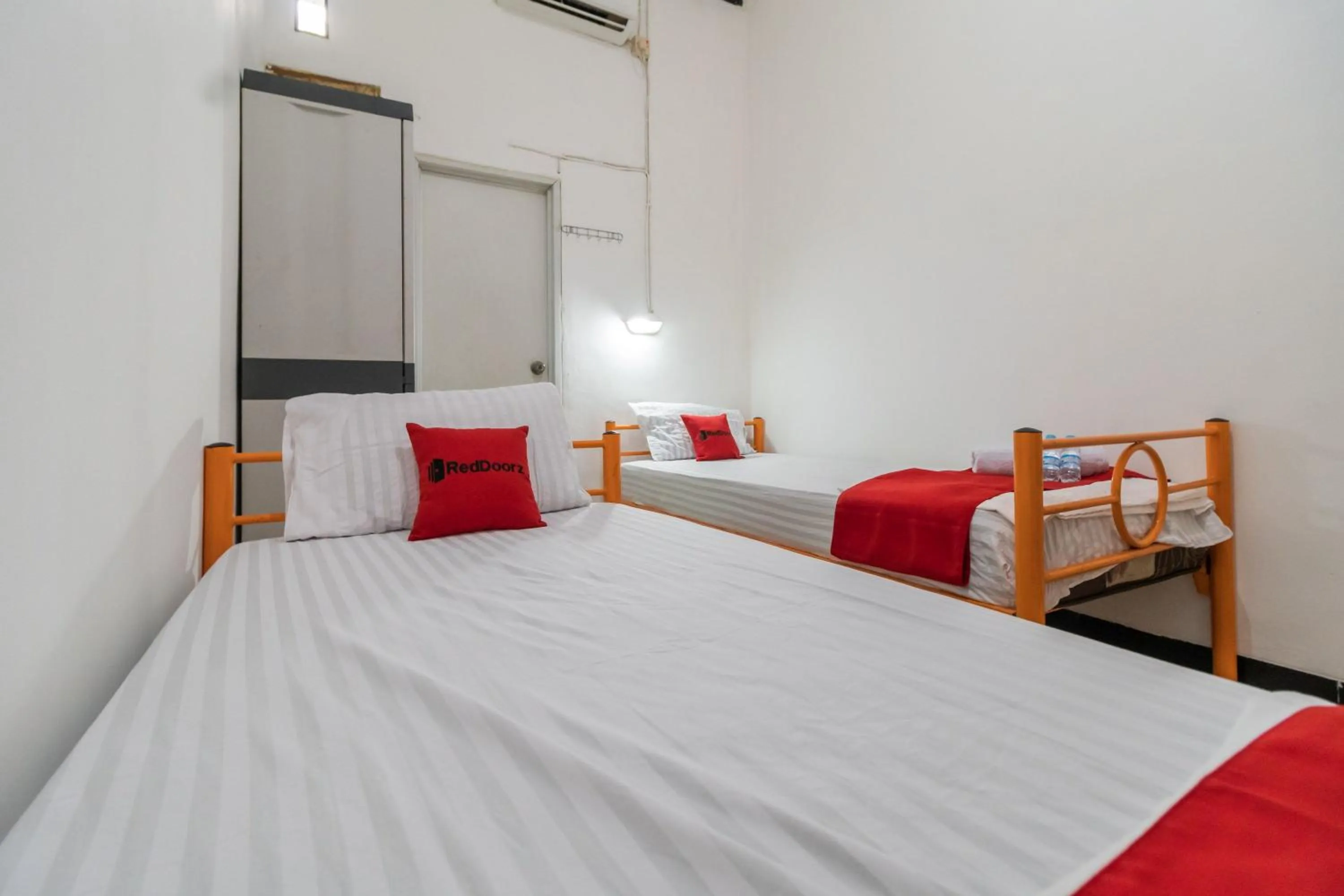 Bedroom, Bed in RedDoorz near Terminal Bubulak Bogor