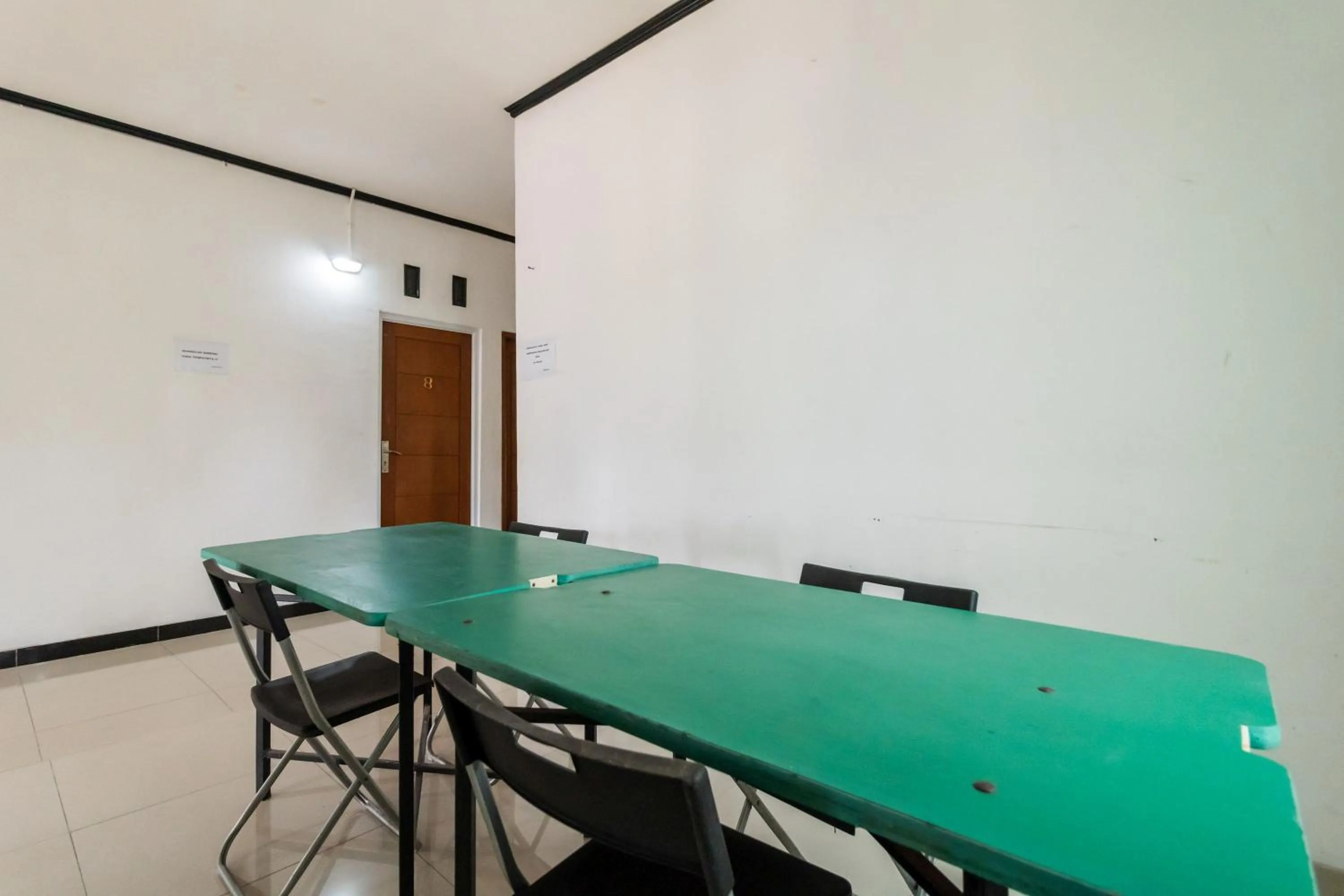 Dining area in RedDoorz near Terminal Bubulak Bogor