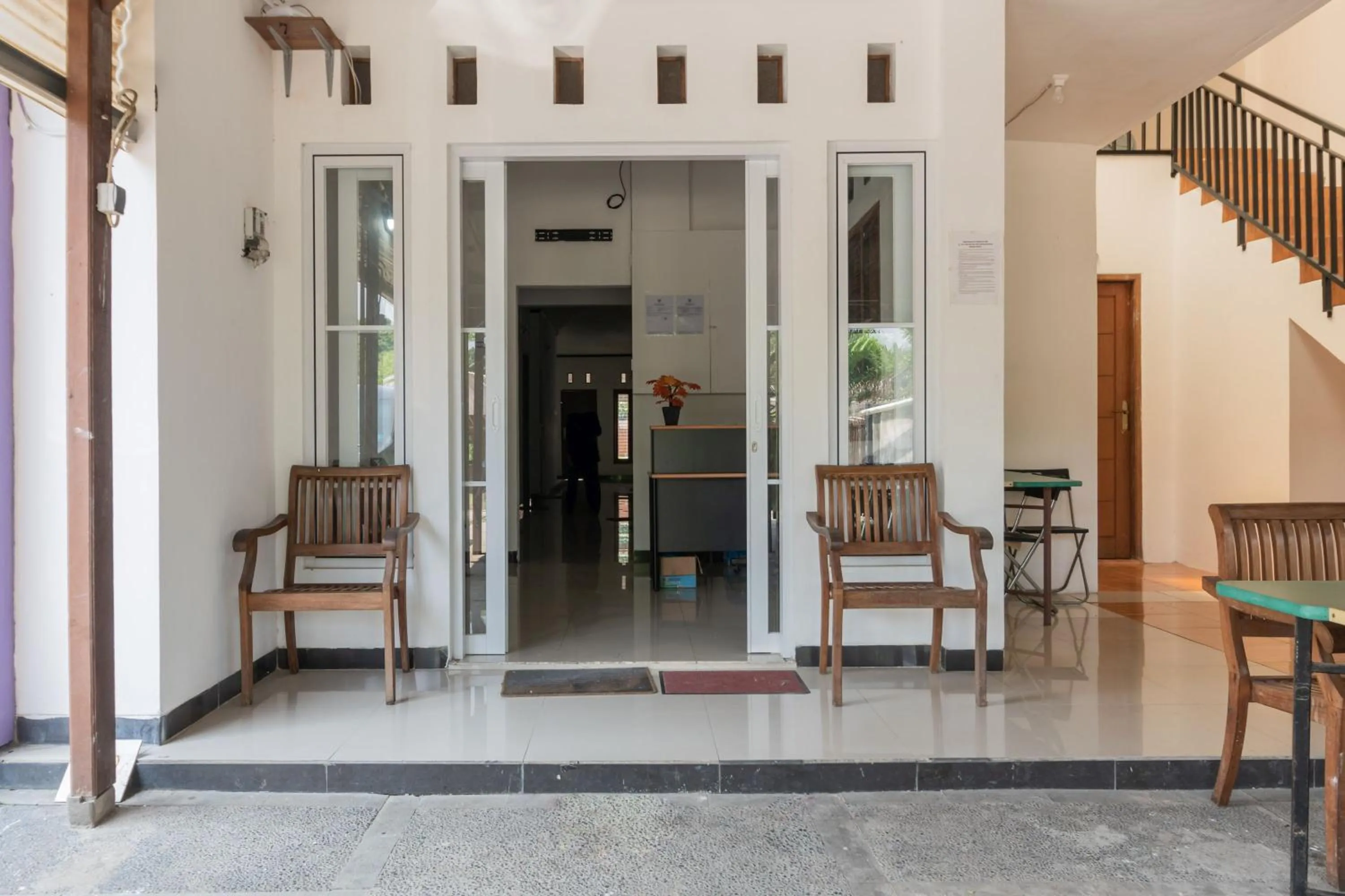 Facade/entrance in RedDoorz near Terminal Bubulak Bogor