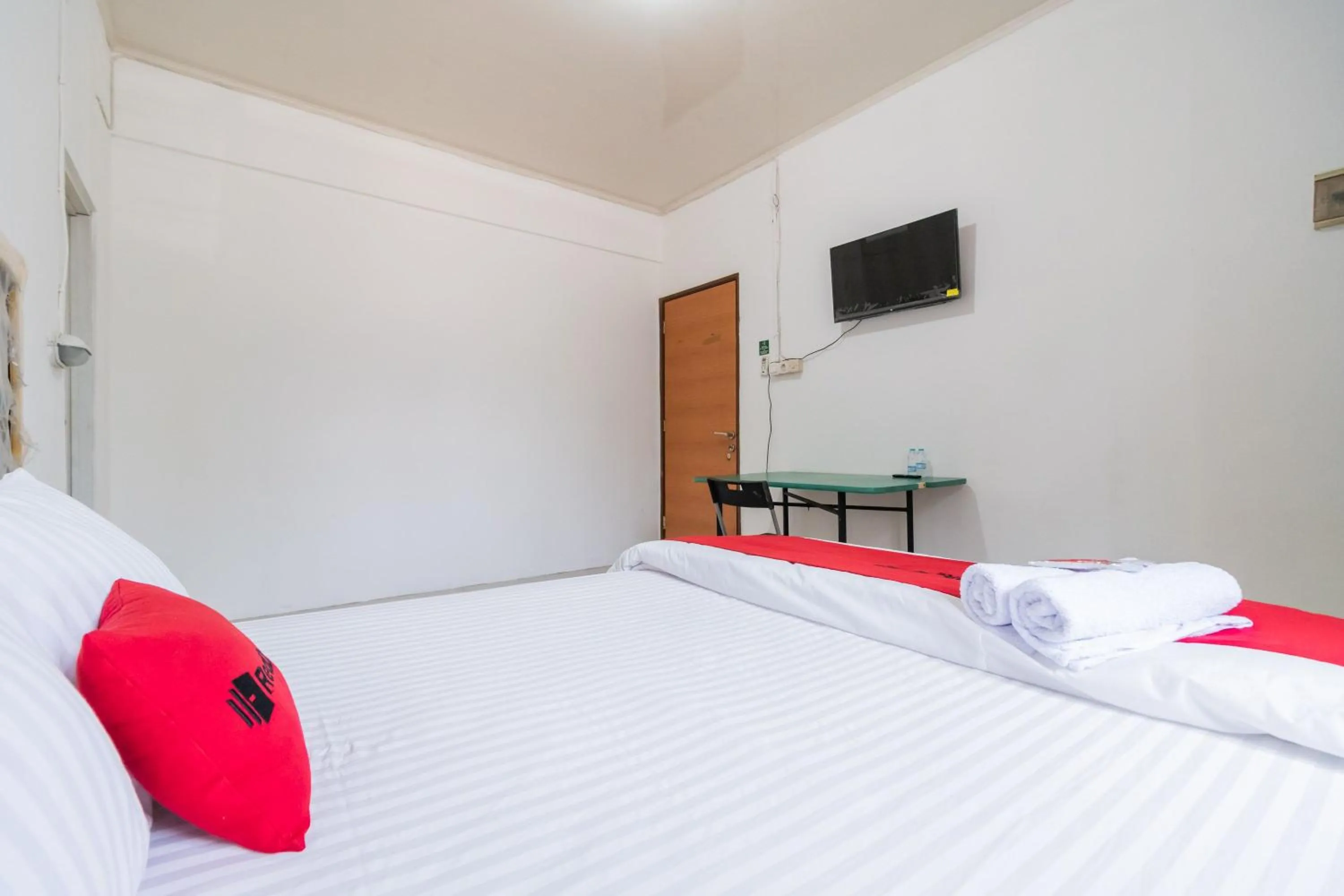 Bedroom, Bed in RedDoorz near Terminal Bubulak Bogor