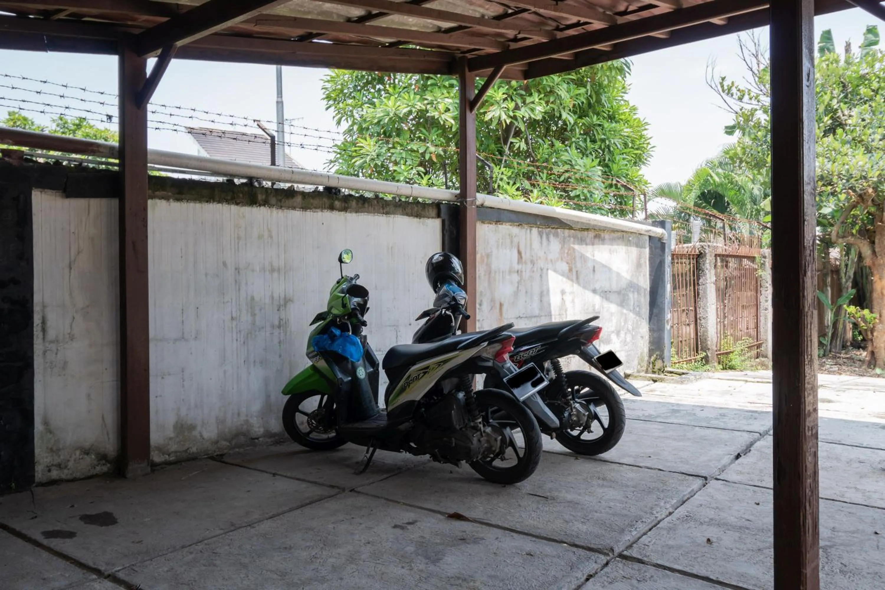 Parking in RedDoorz near Terminal Bubulak Bogor