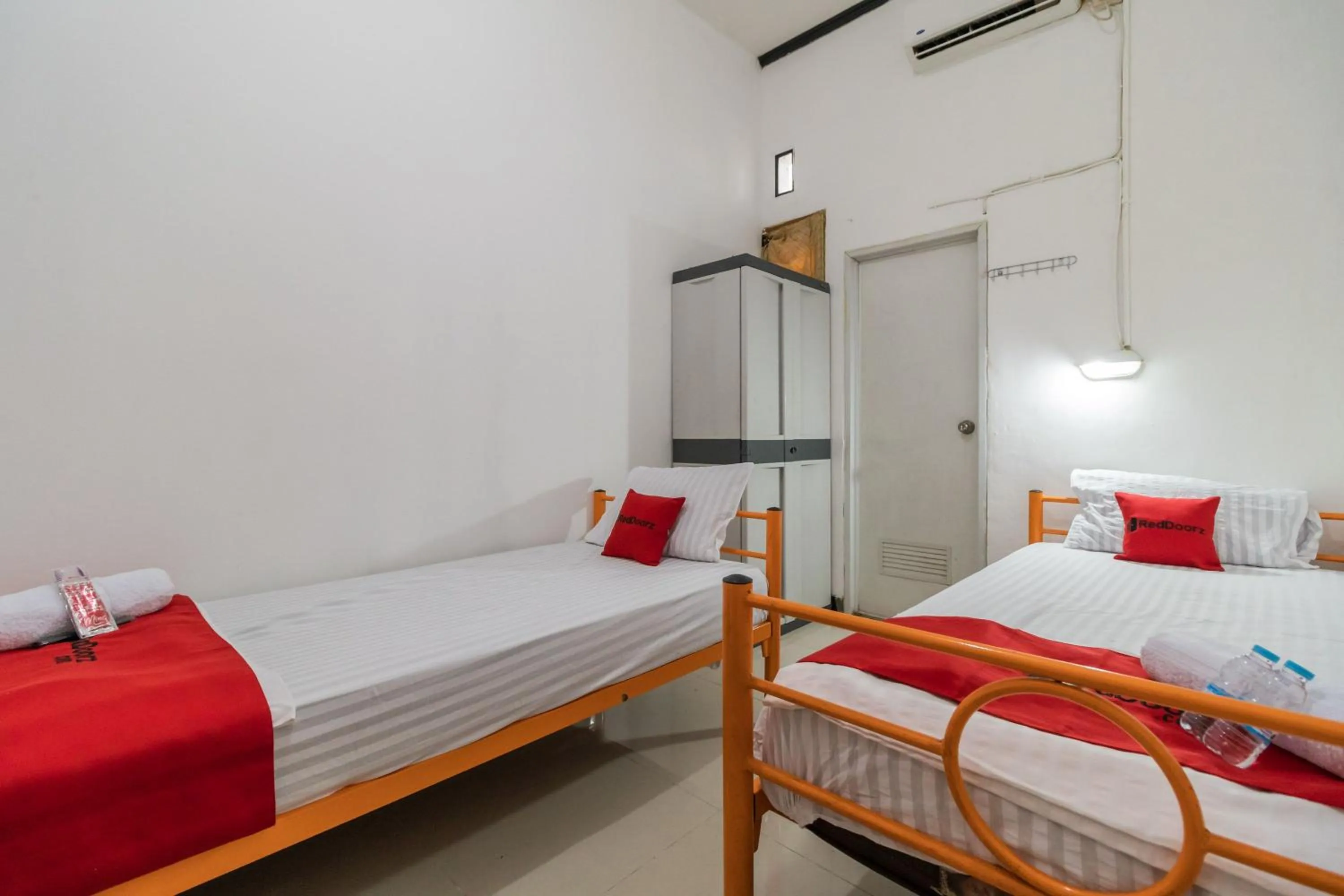 Bedroom, Bed in RedDoorz near Terminal Bubulak Bogor