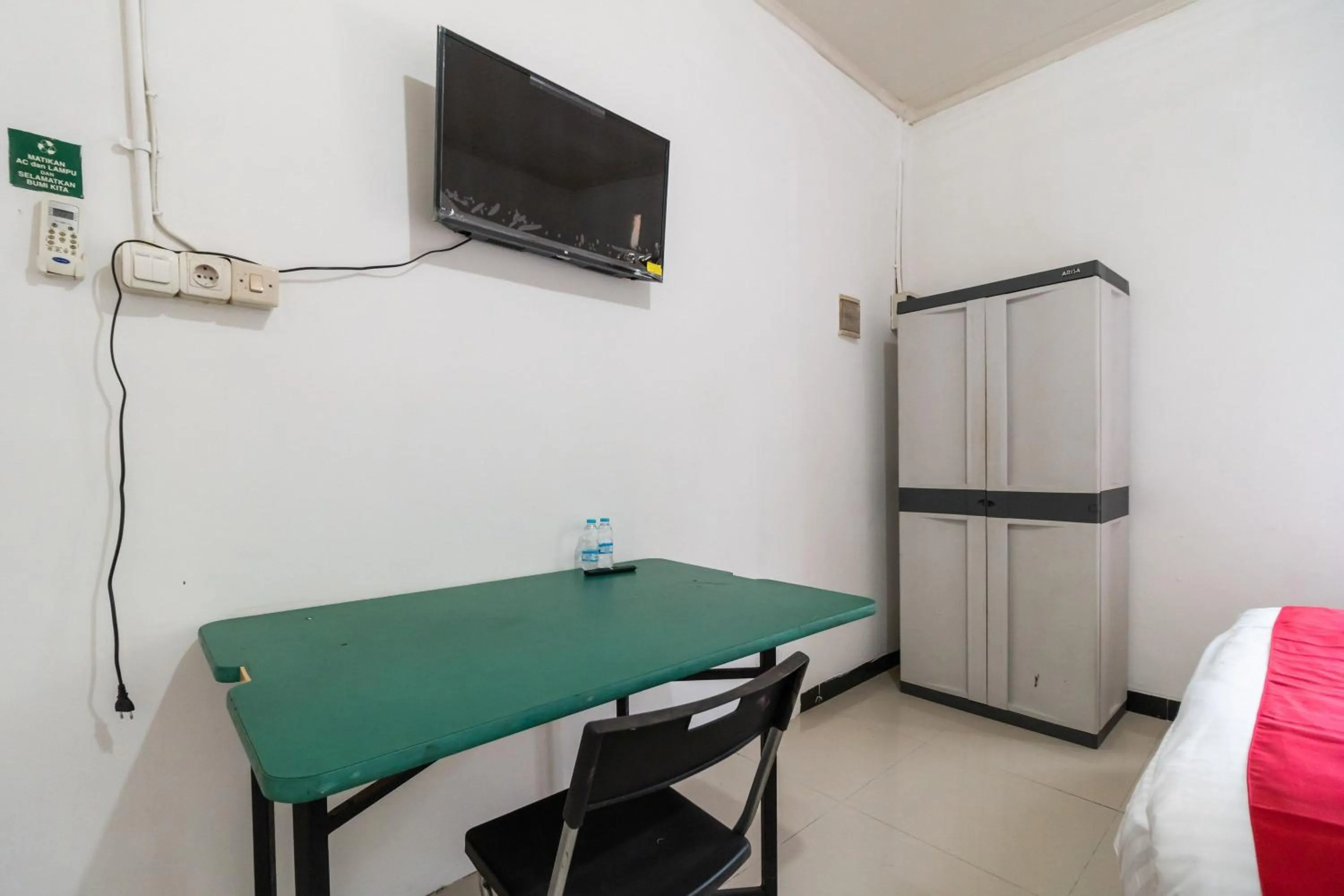 Bedroom, Bed in RedDoorz near Terminal Bubulak Bogor