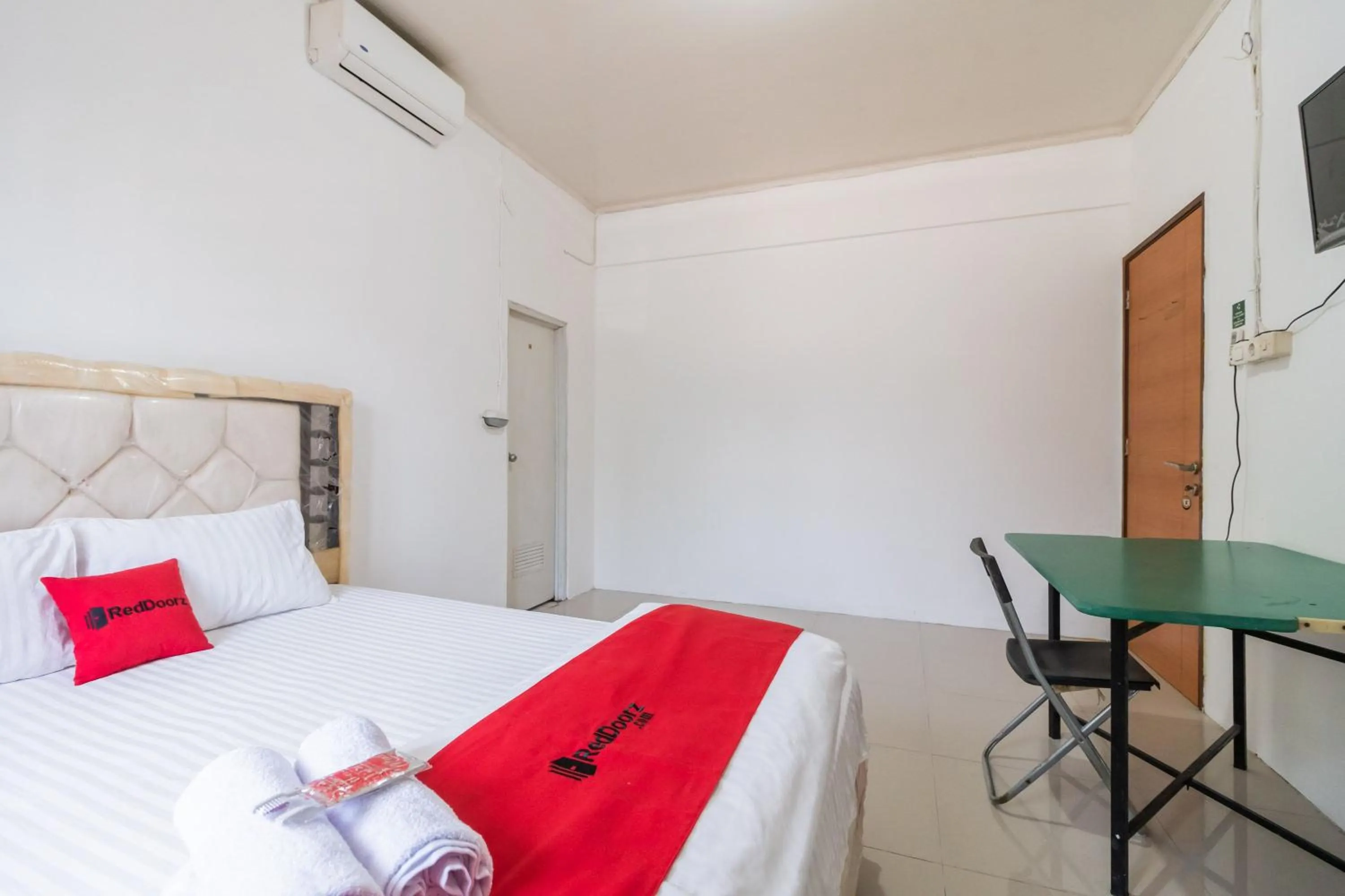 Bedroom, Bed in RedDoorz near Terminal Bubulak Bogor