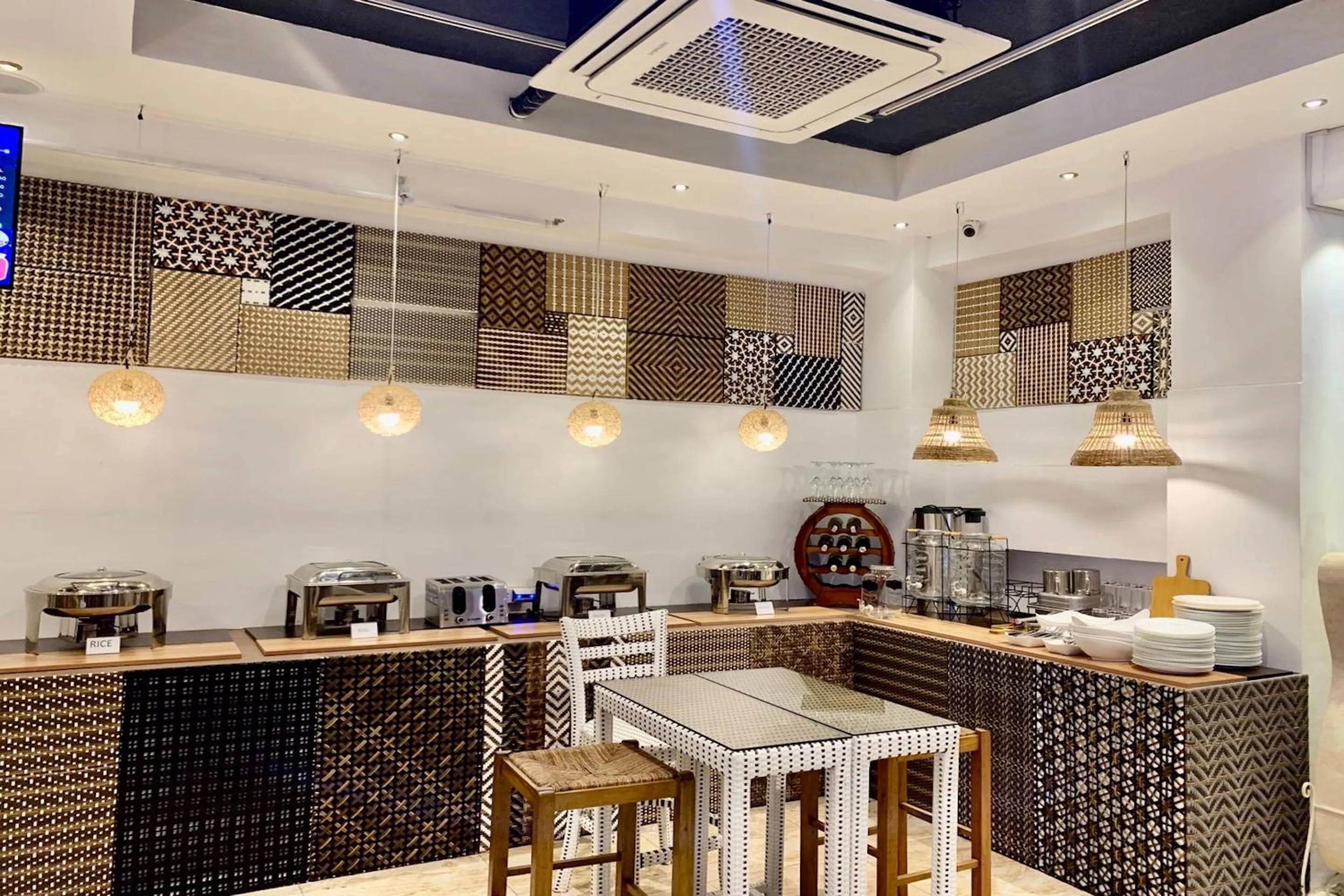 Restaurant/places to eat in Attic Capsule Hotel