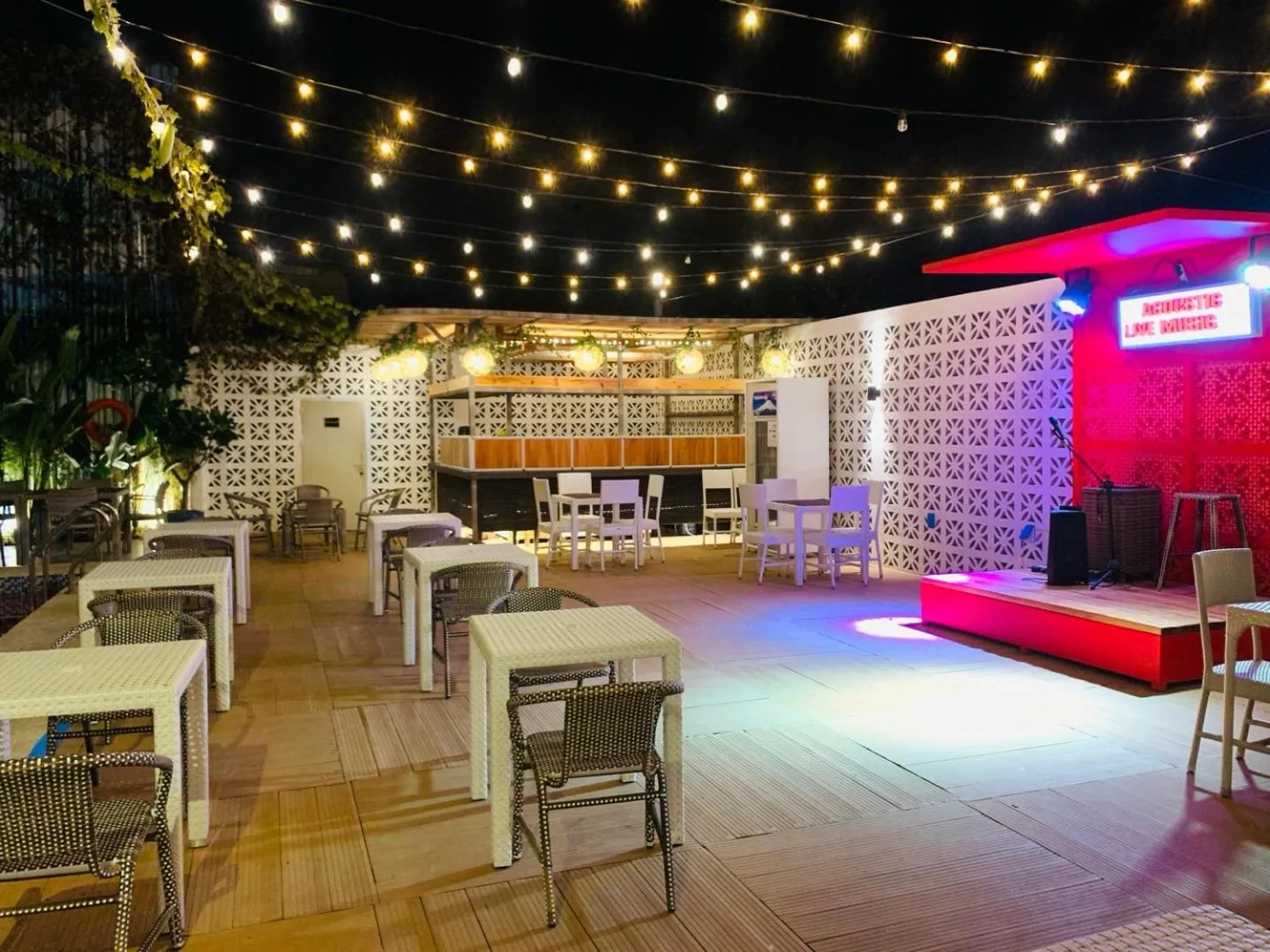 Restaurant/places to eat in Attic Capsule Hotel