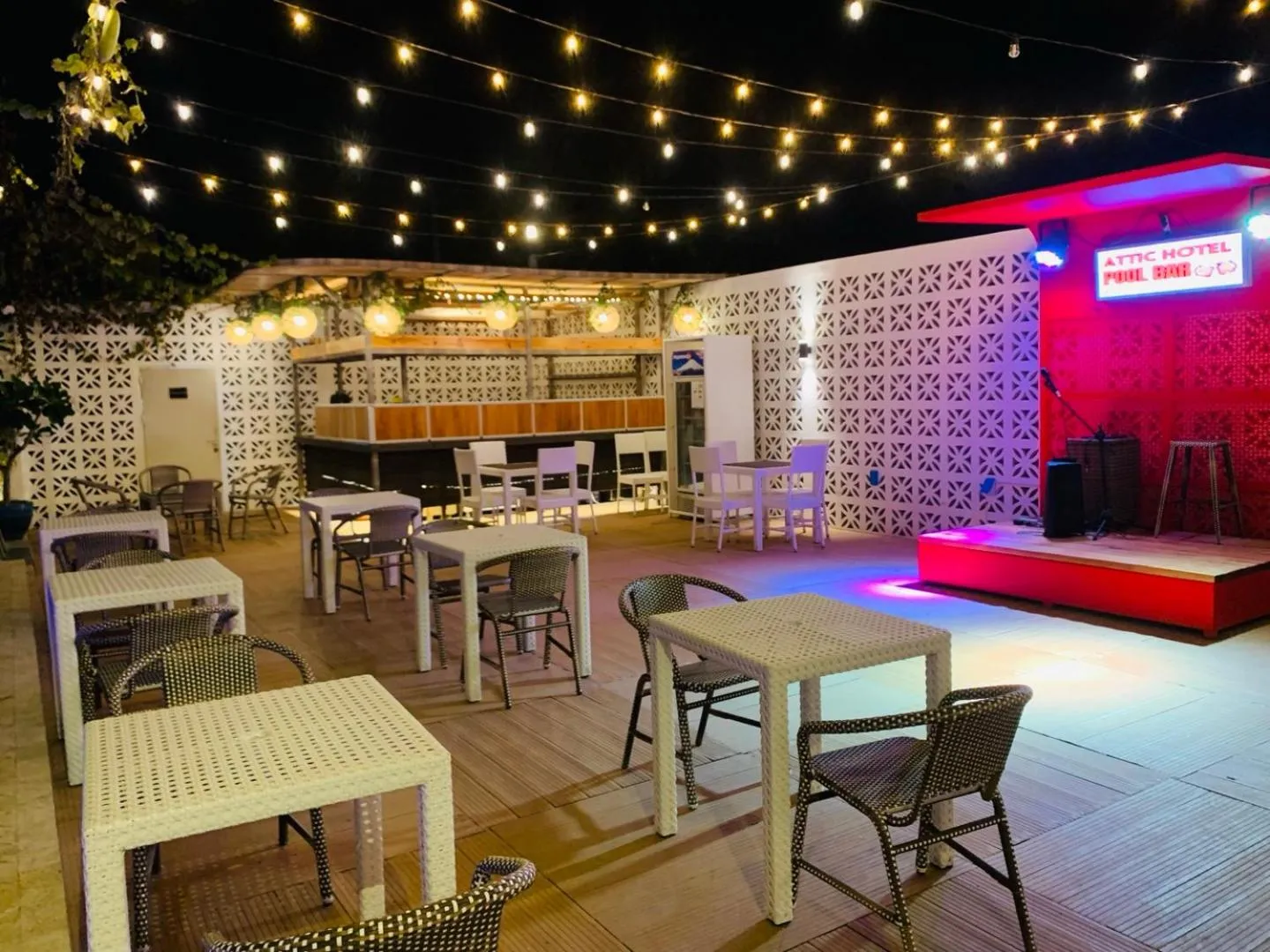 Restaurant/places to eat in Attic Capsule Hotel