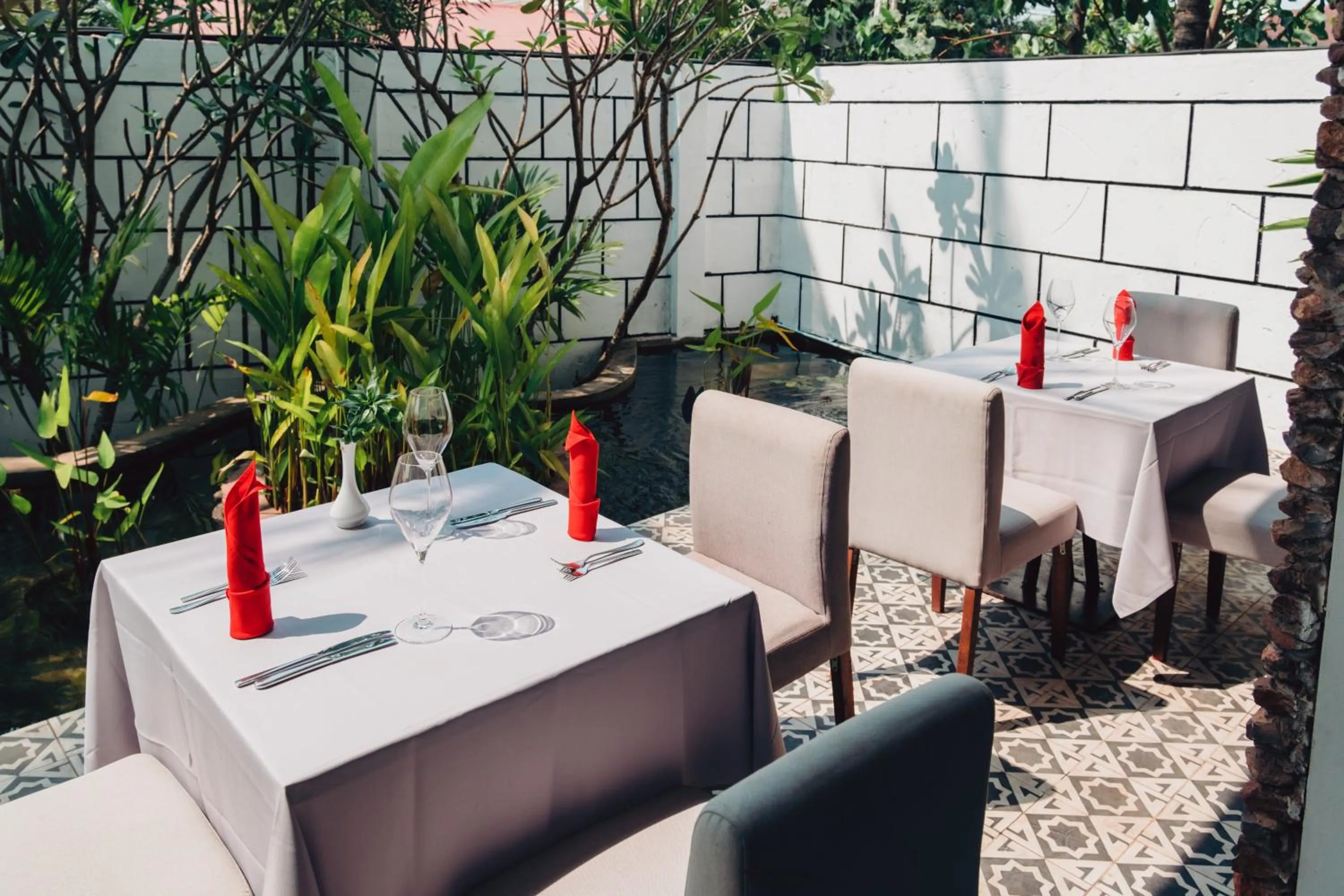 Restaurant/places to eat in Bopha Watbo Residence