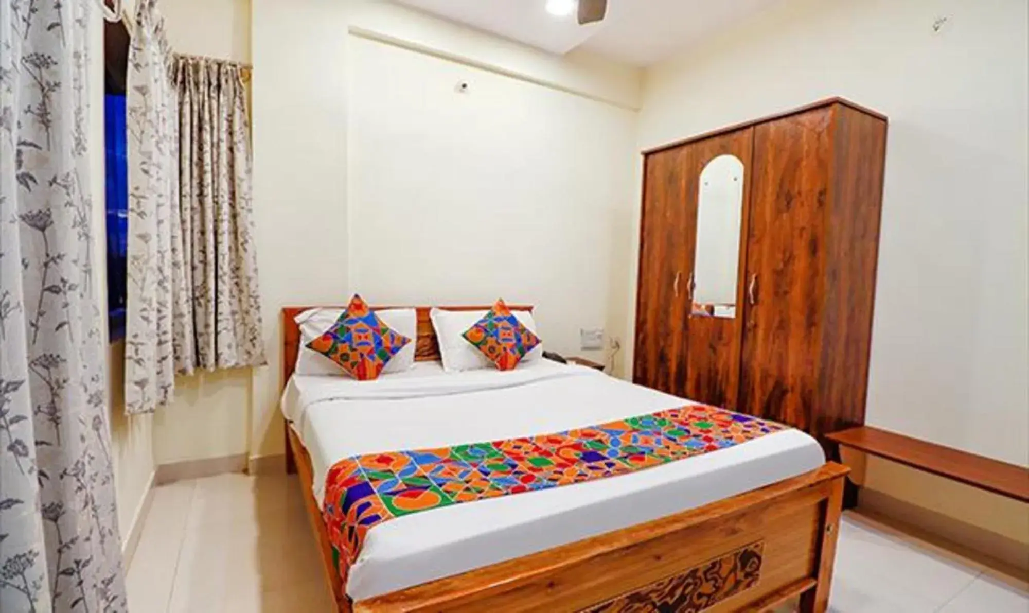 Deluxe Room - single occupancy in FabHotel Kings Suites Deluxe Room - single occupancy in FabHotel Kings Suites