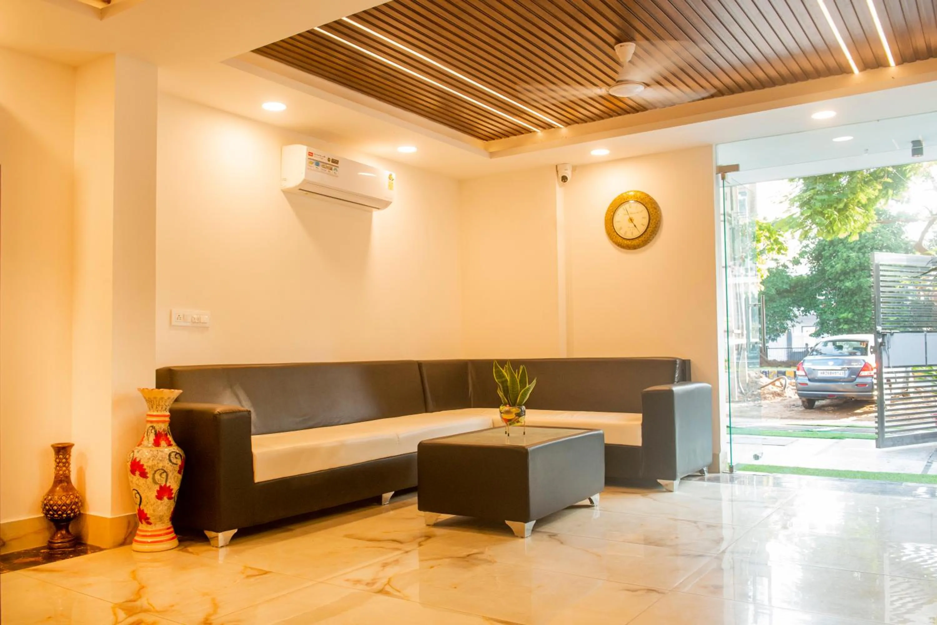Lobby or reception, Bed in Posh Residency Artemis Hospital Road Gurgaon
