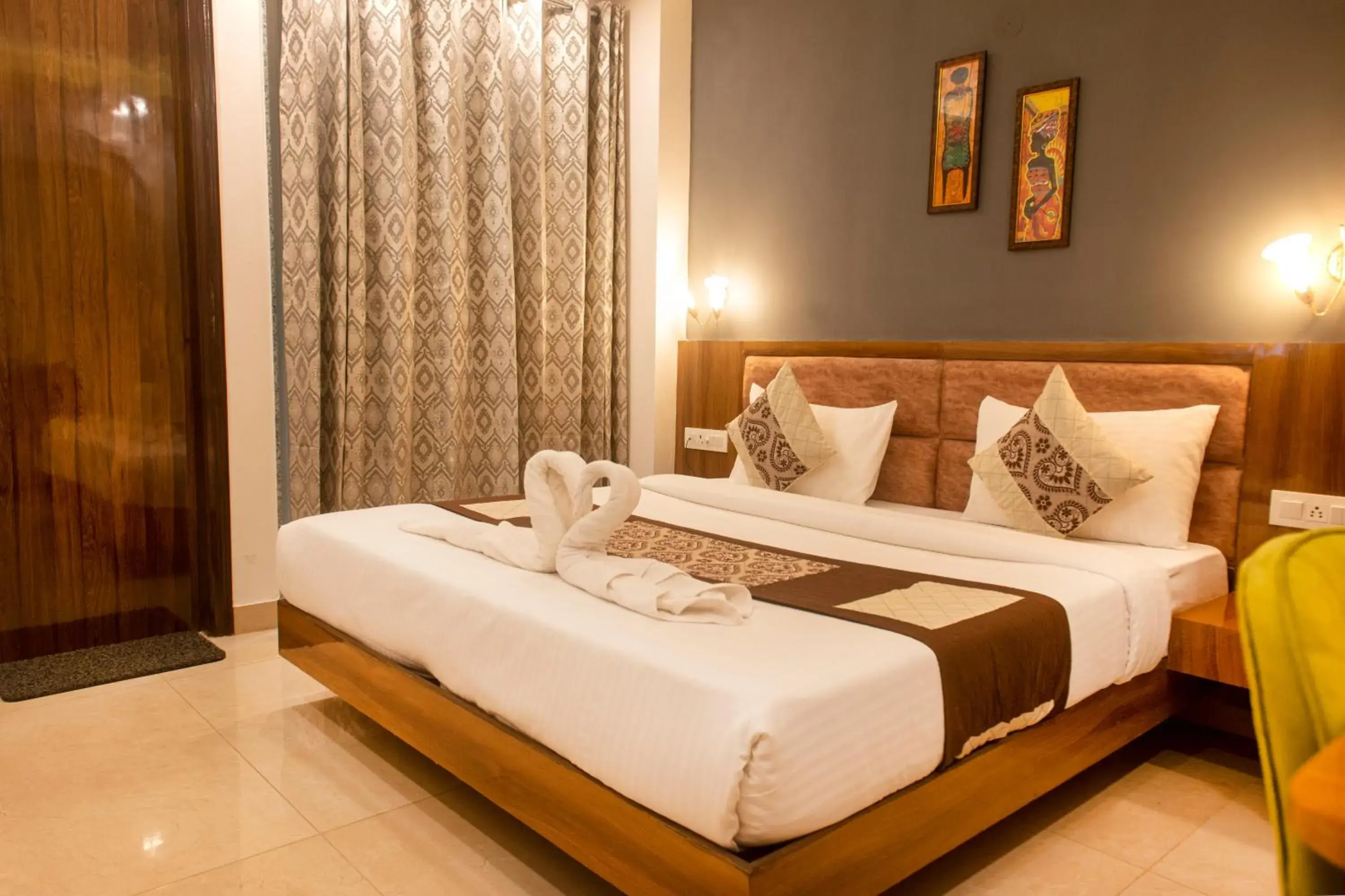 Deluxe Double Room with Balcony in Posh Residency Artemis Hospital Road Gurgaon Deluxe Double Room with Balcony in Posh Residency Artemis Hospital Road Gurgaon