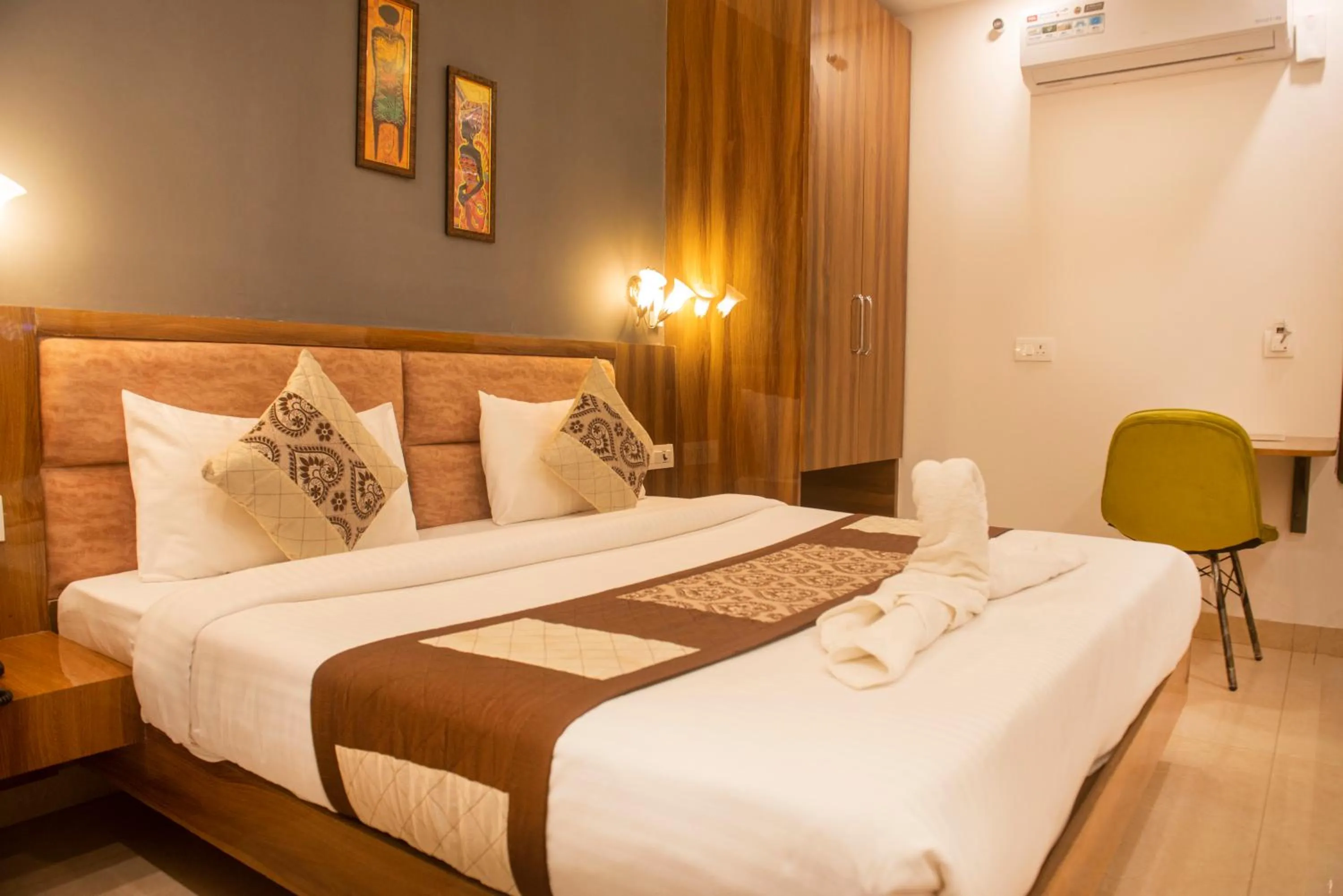 Bedroom, Bed in Posh Residency Artemis Hospital Road Gurgaon