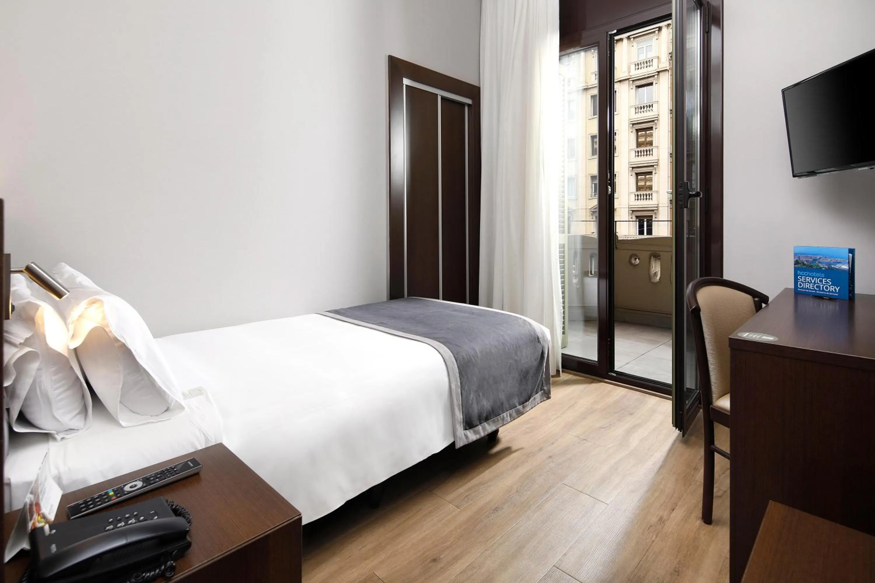 Photo of the whole room, Bed in HCC Taber