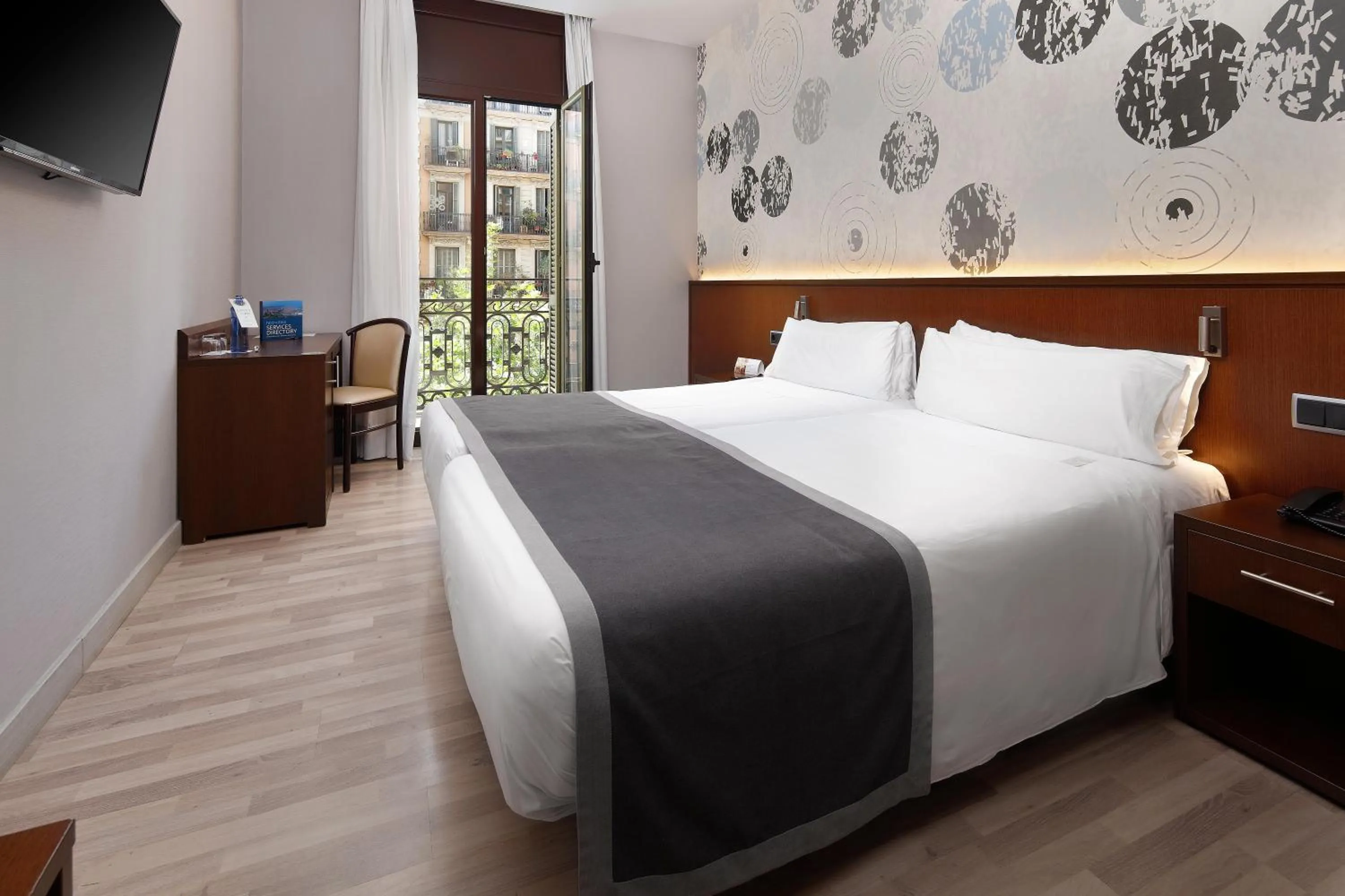 Photo of the whole room, Bed in HCC Taber