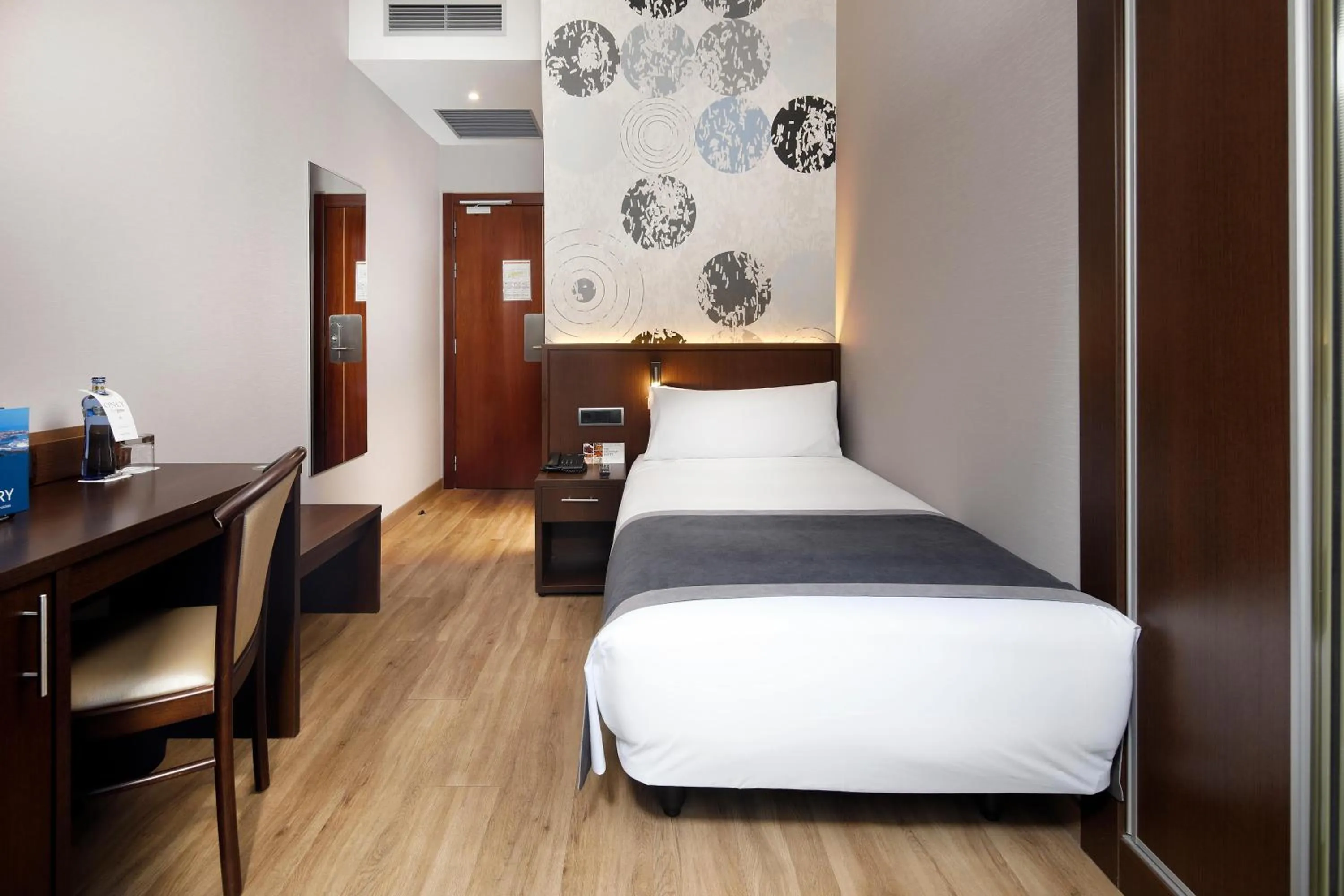 Photo of the whole room, Bed in HCC Taber