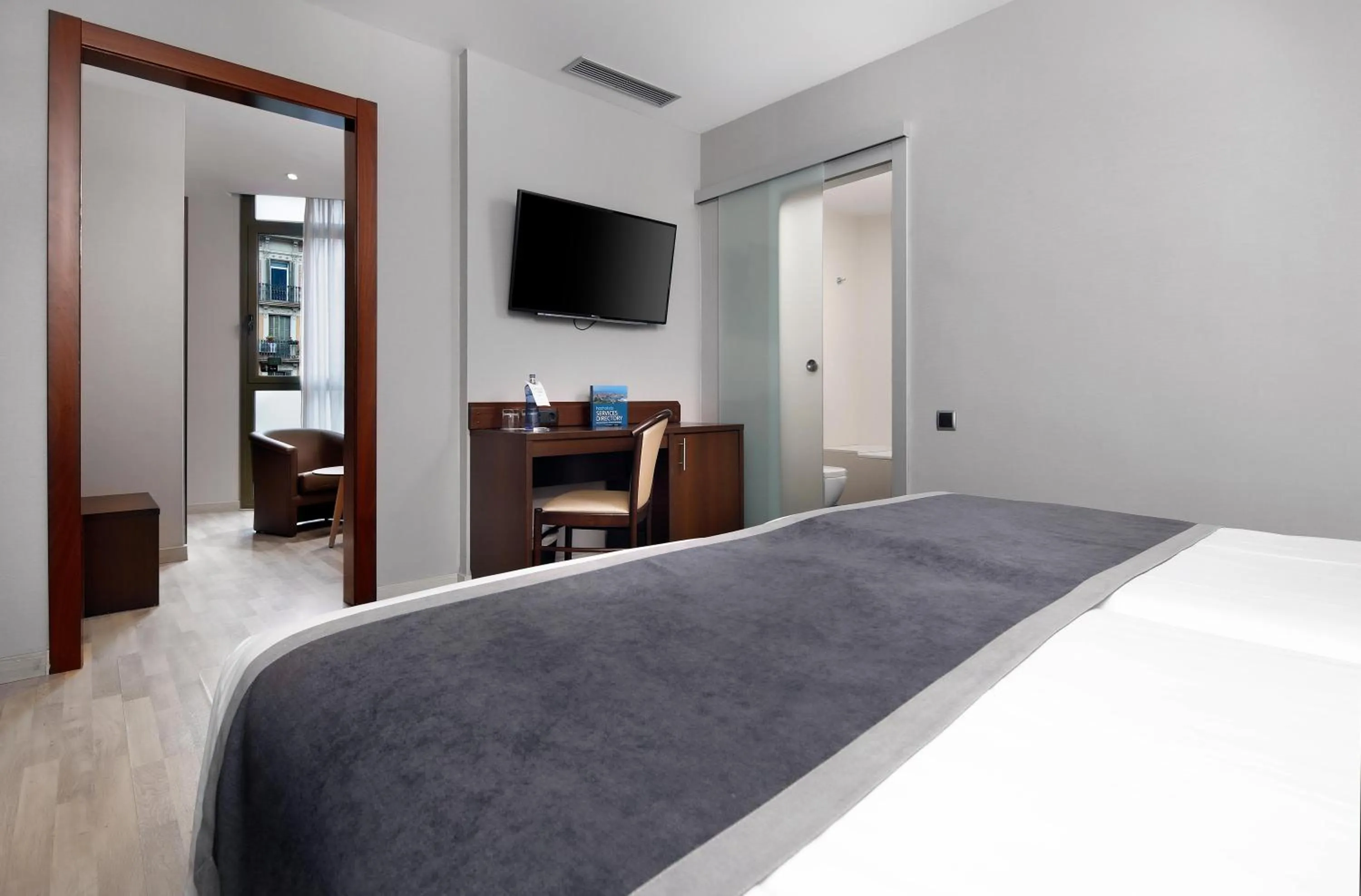 Photo of the whole room, Bed in HCC Taber