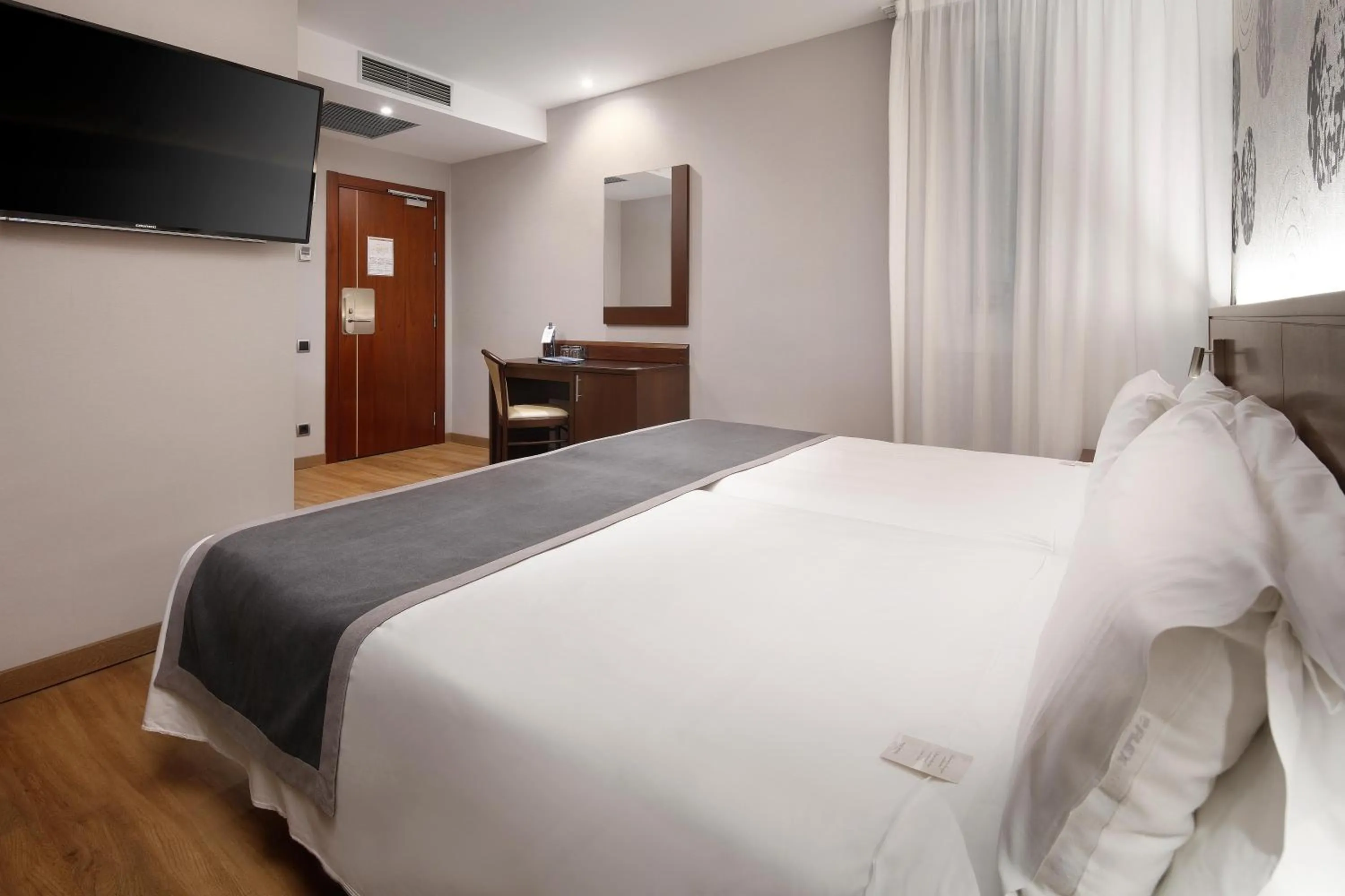 Photo of the whole room, Bed in HCC Taber