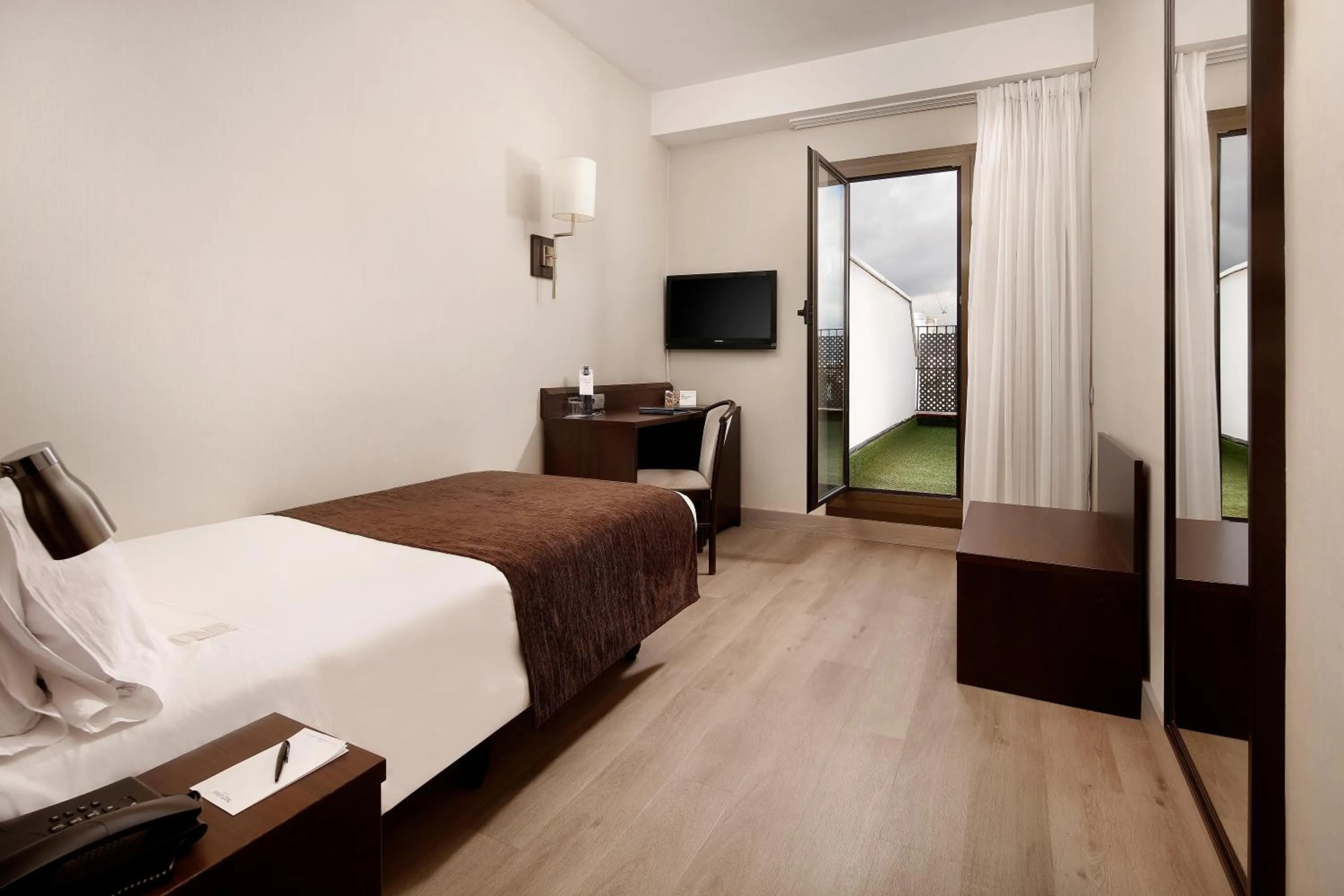 Photo of the whole room, Bed in HCC Regente