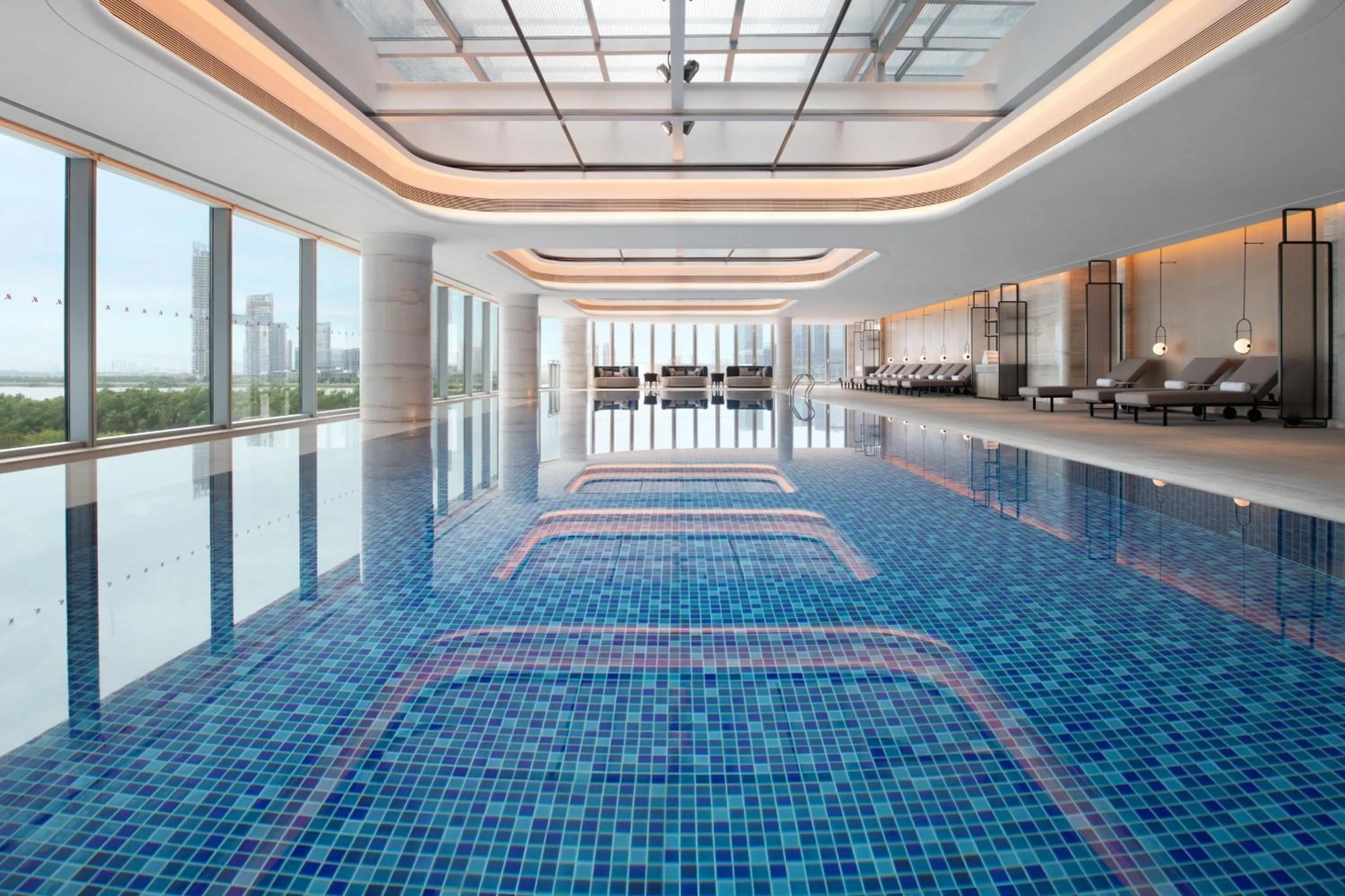 Swimming pool in Guangzhou Marriott Hotel Nansha