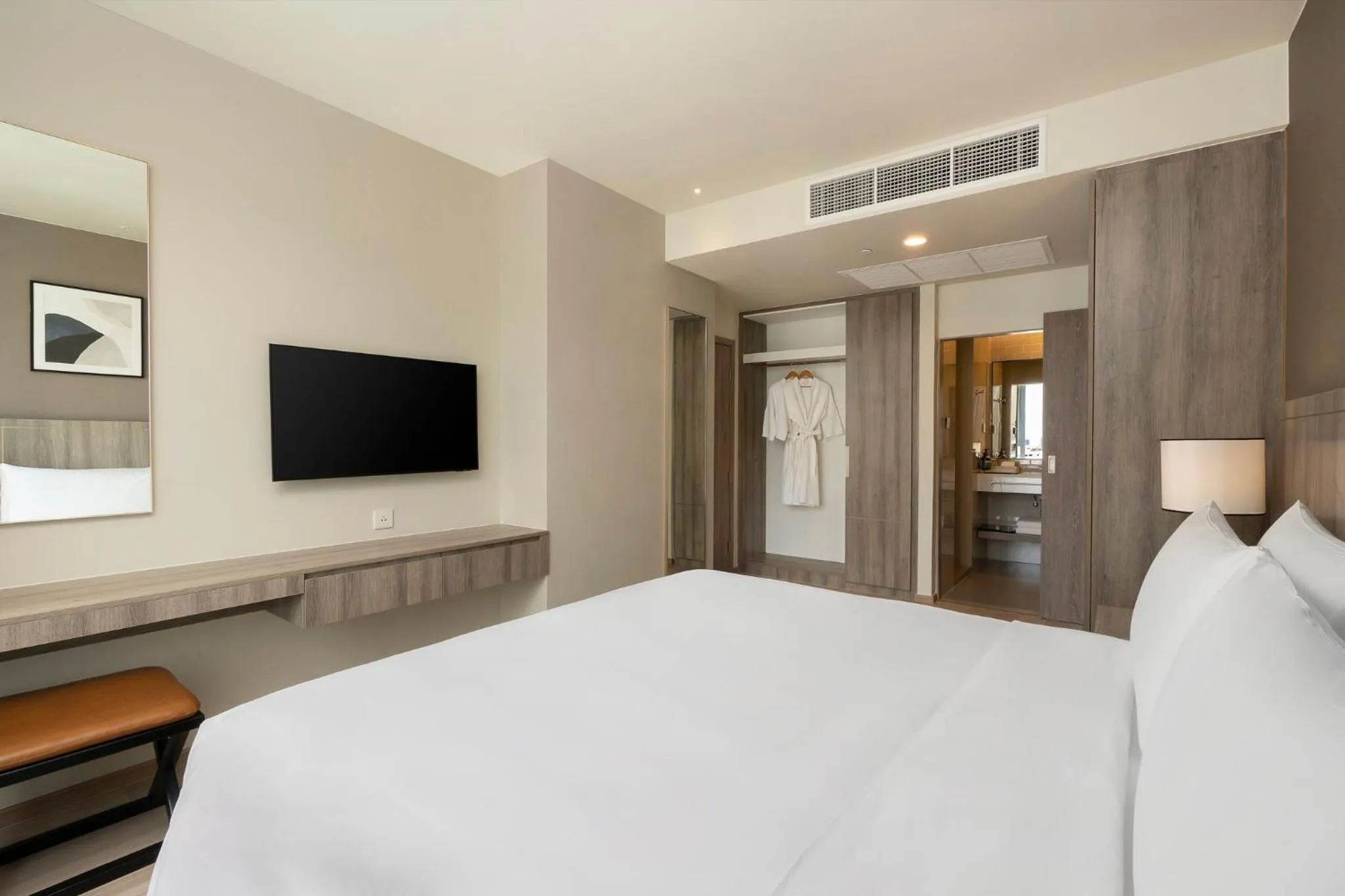 Photo of the whole room, Bed in Staybridge Suites Bangkok Sukhumvit by IHG