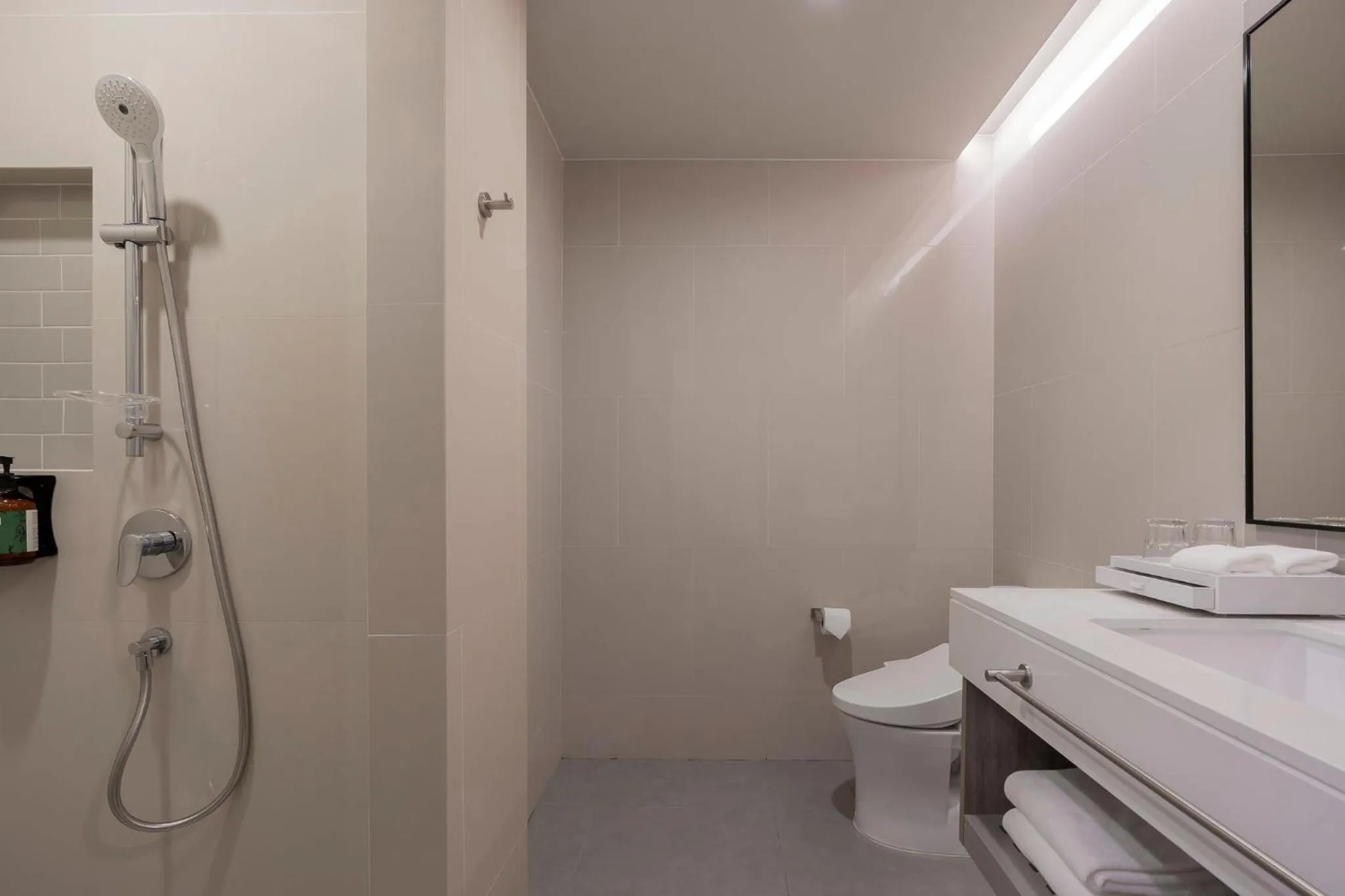 Photo of the whole room in Staybridge Suites Bangkok Sukhumvit by IHG