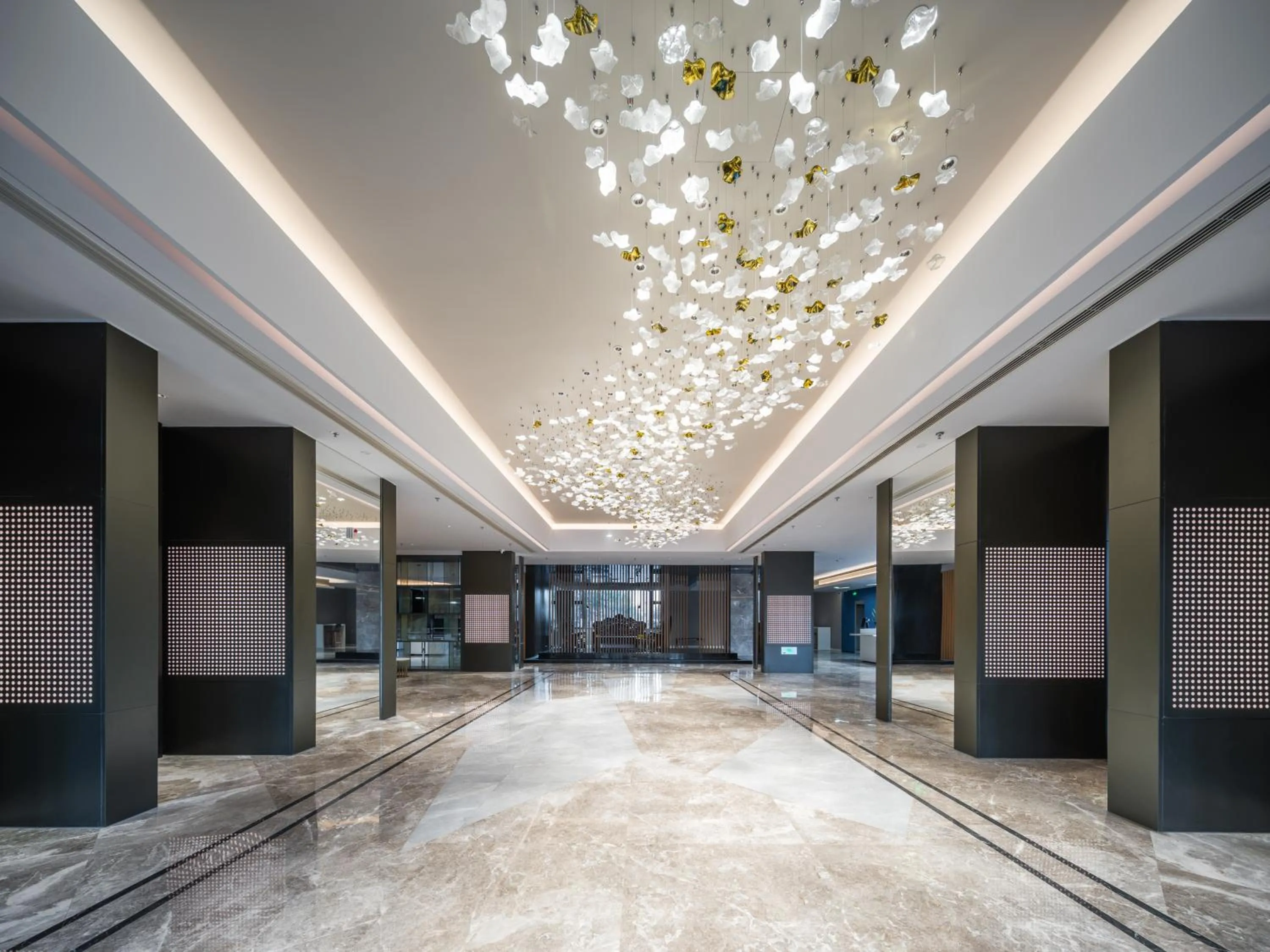 Lobby or reception in Holiday Inn Express Xinji City Center by IHG