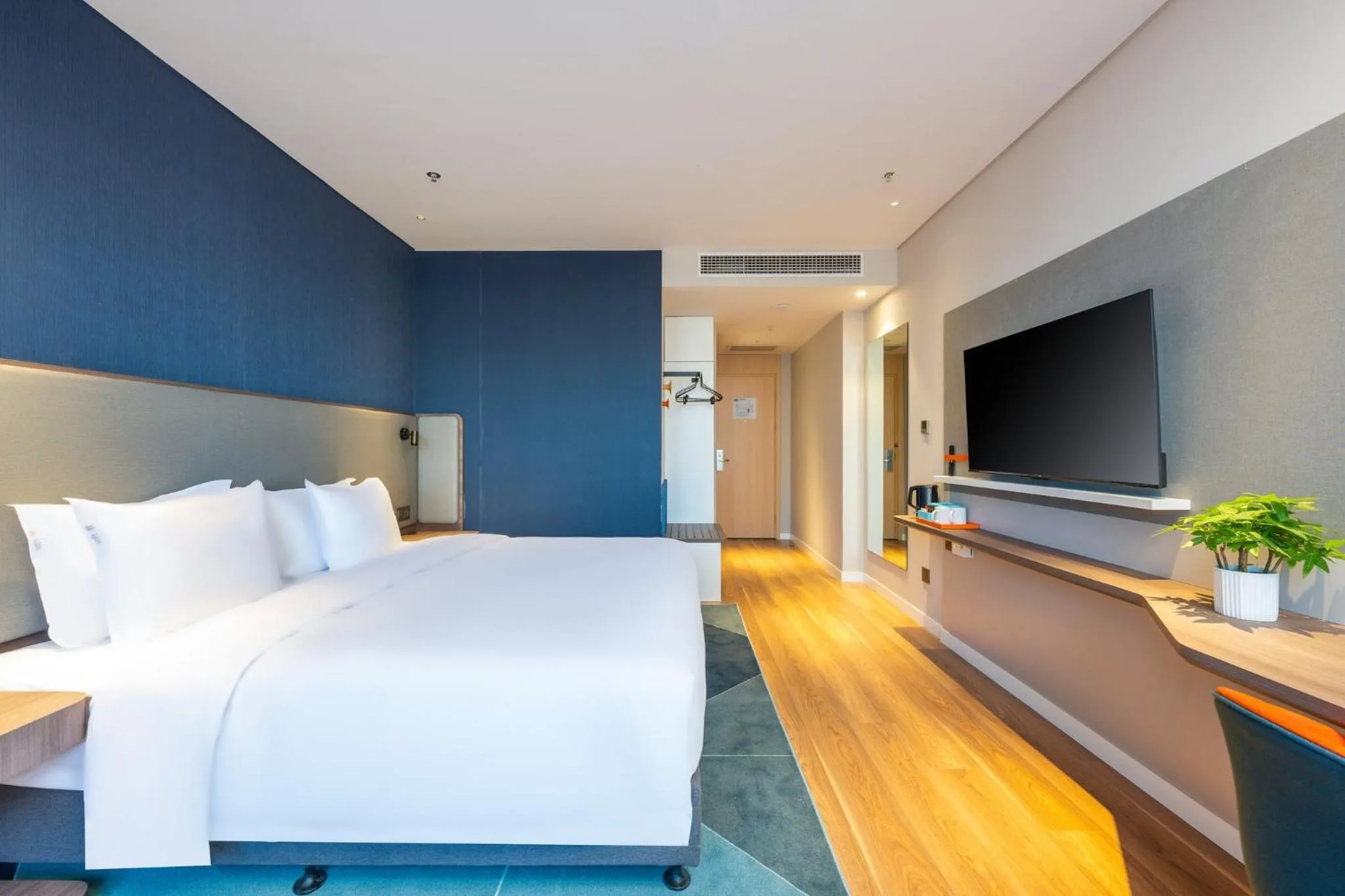 Photo of the whole room, Bed in Holiday Inn Express Xinji City Center by IHG