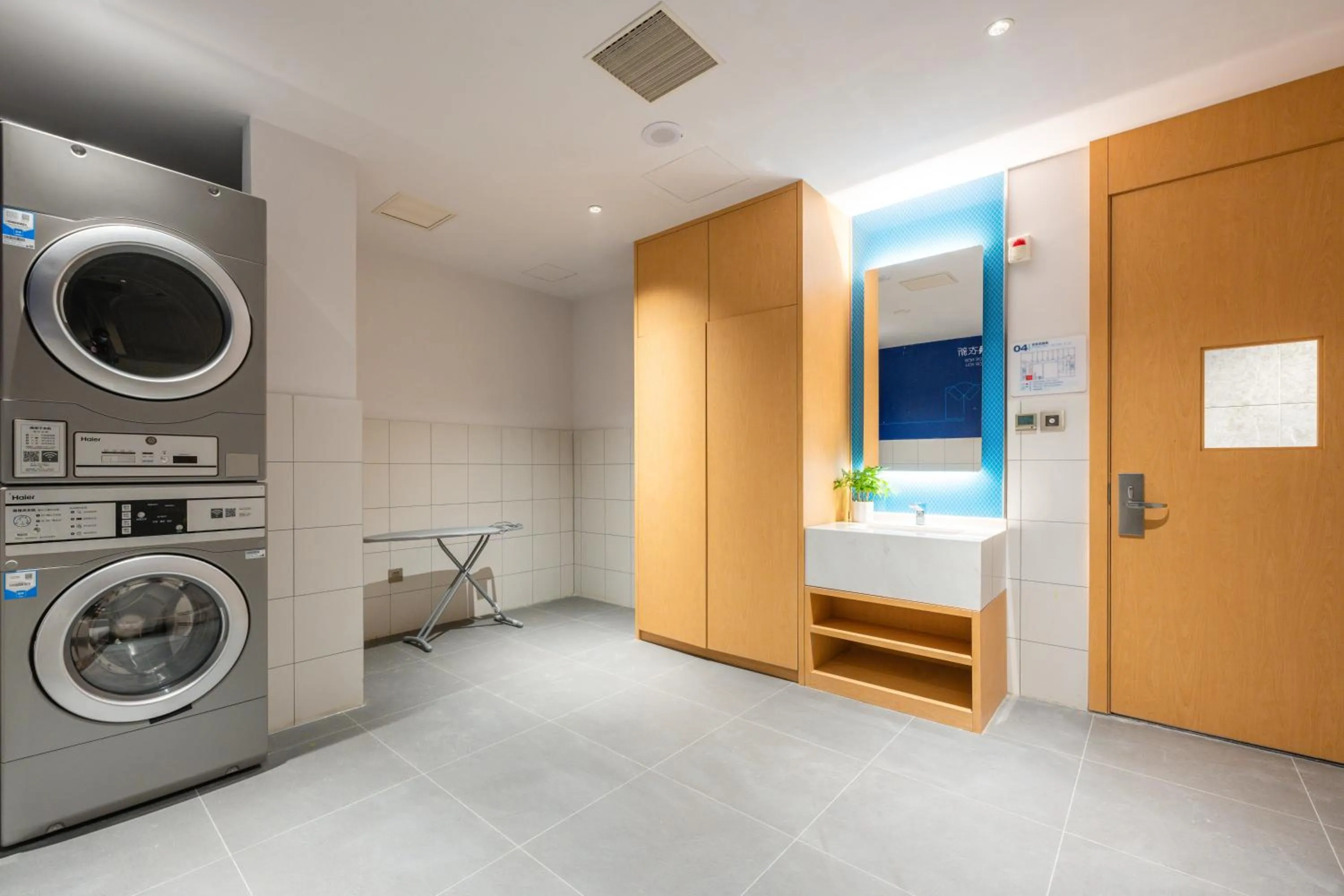 washing machine in Holiday Inn Express Xinji City Center by IHG