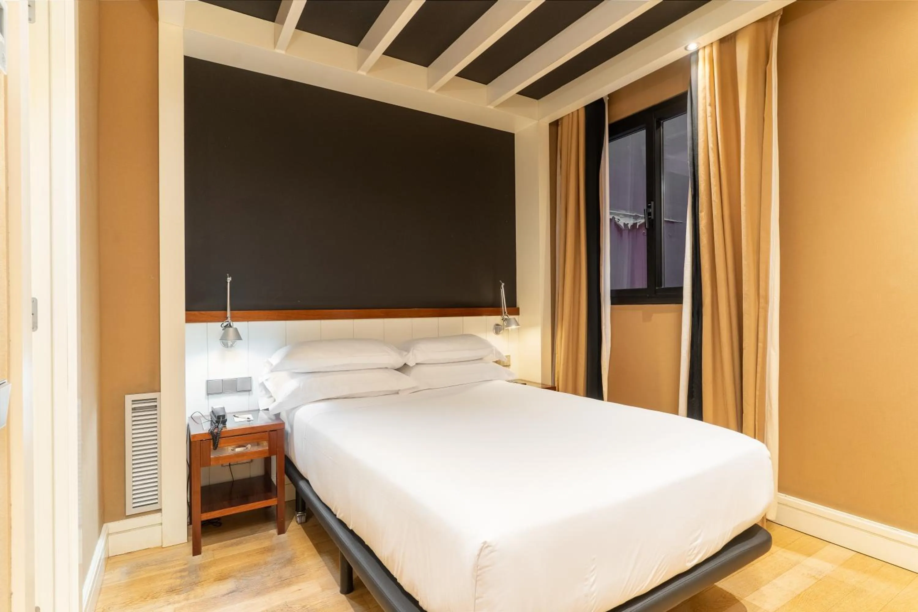 Photo of the whole room, Bed in U232 Hotel