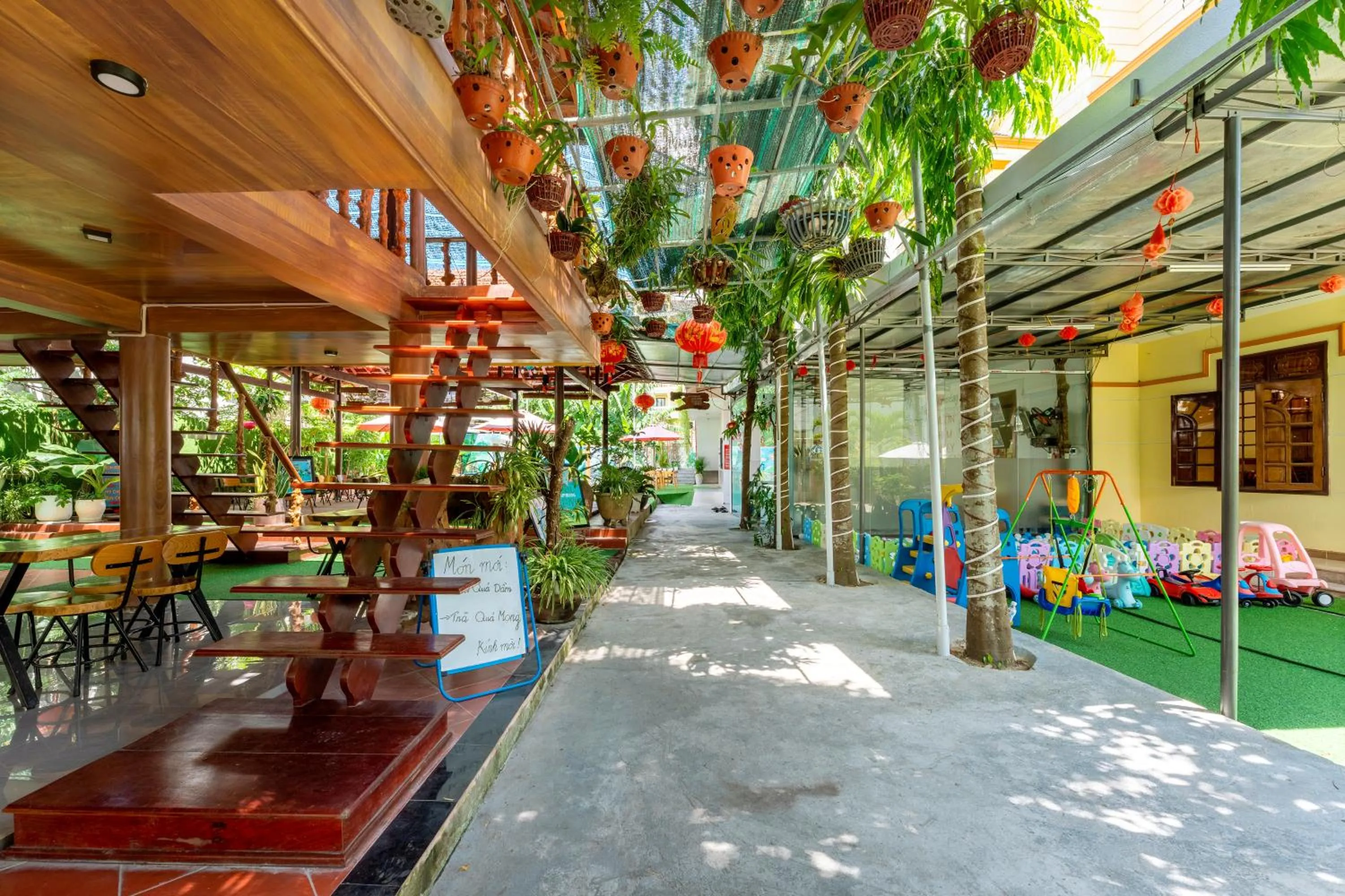 Day in Alley Garden Homestay Hoi An