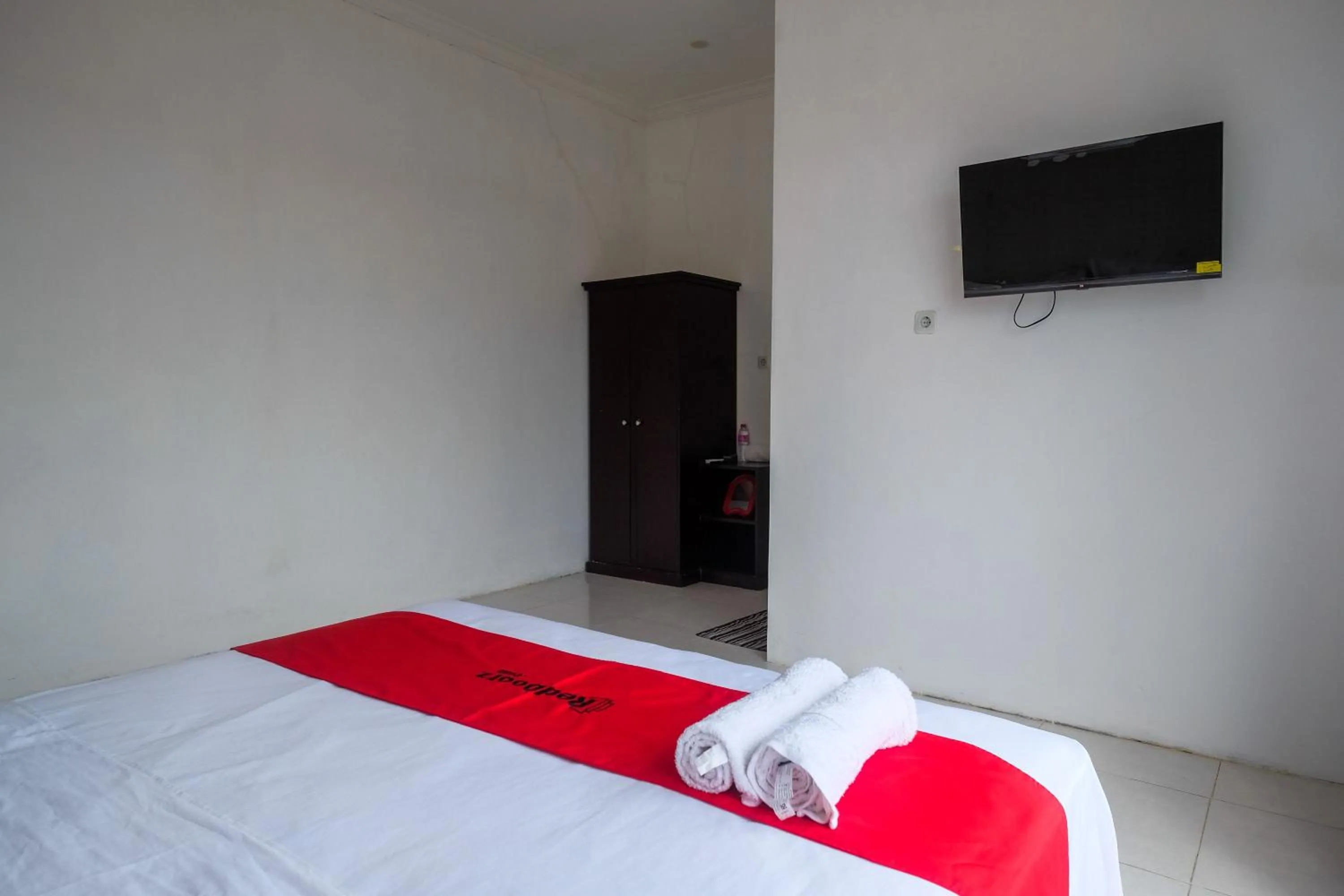 Bedroom, Bed in RedDoorz near De La Salle Manado