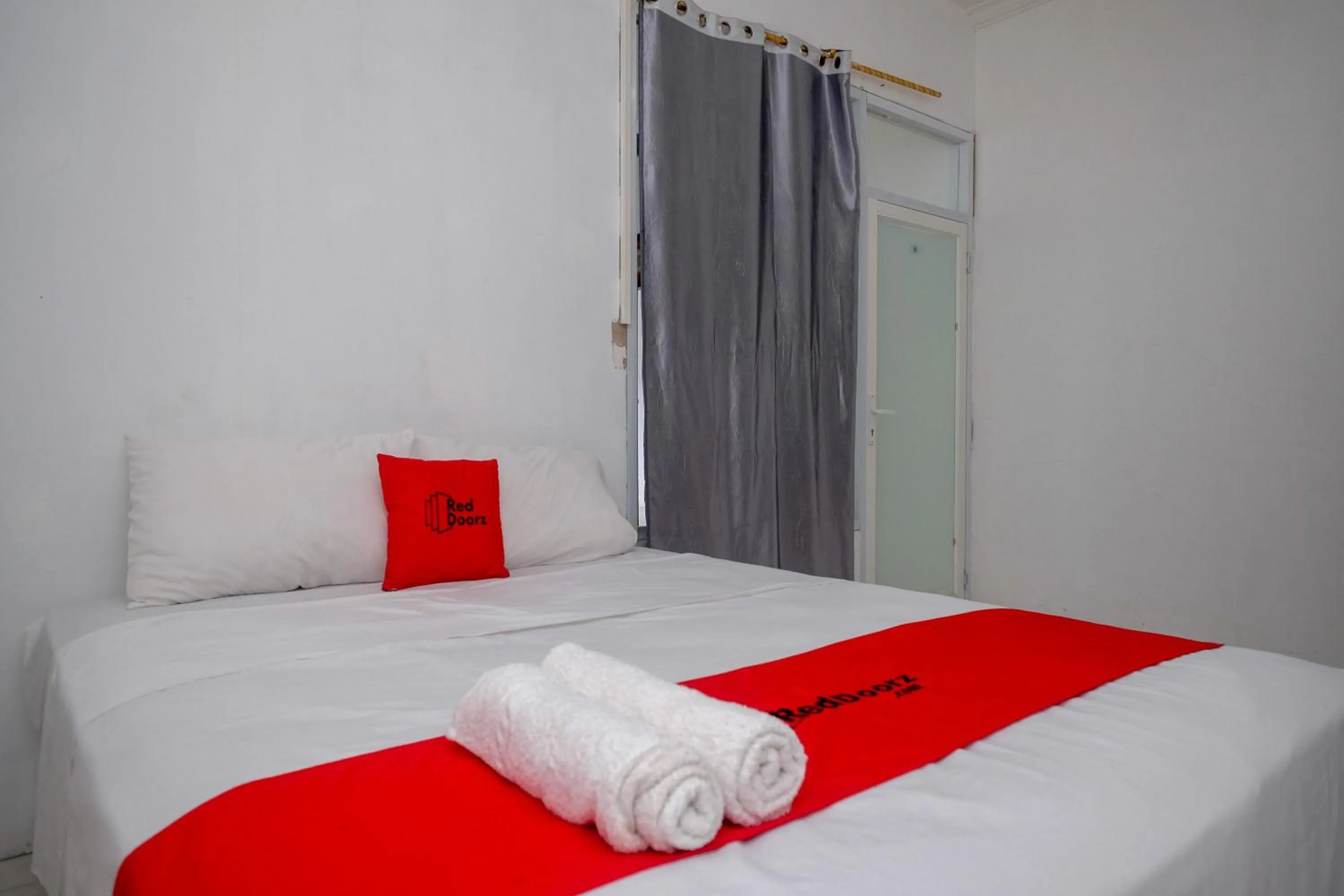 Bedroom, Bed in RedDoorz near De La Salle Manado