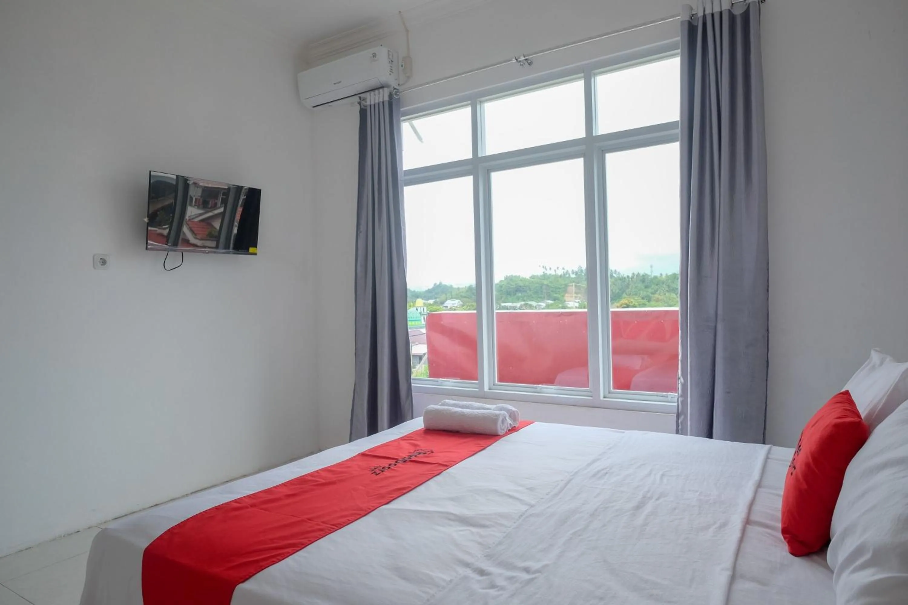 Bedroom, Bed in RedDoorz near De La Salle Manado