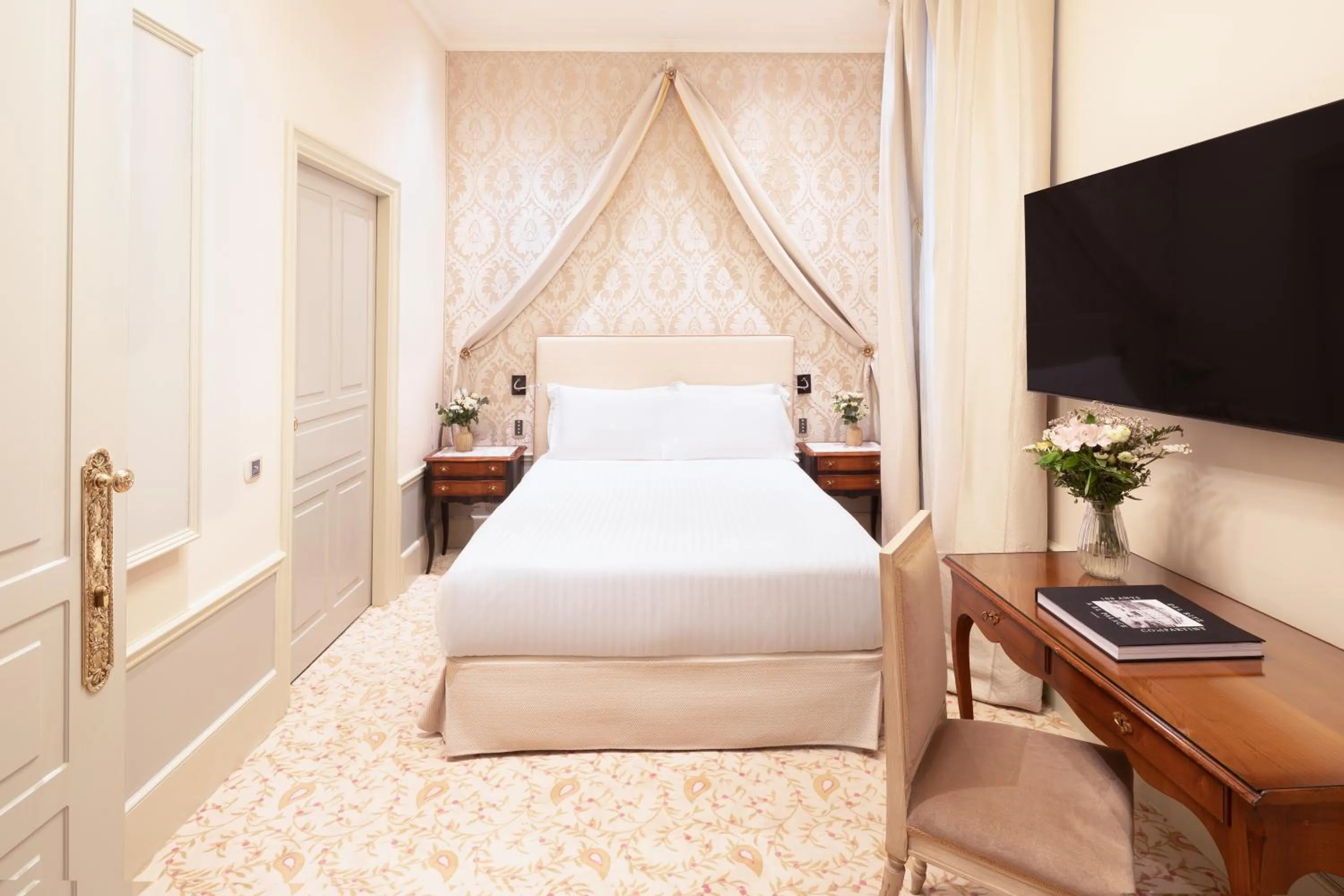 Photo of the whole room, Bed in Hotel El Palace Barcelona