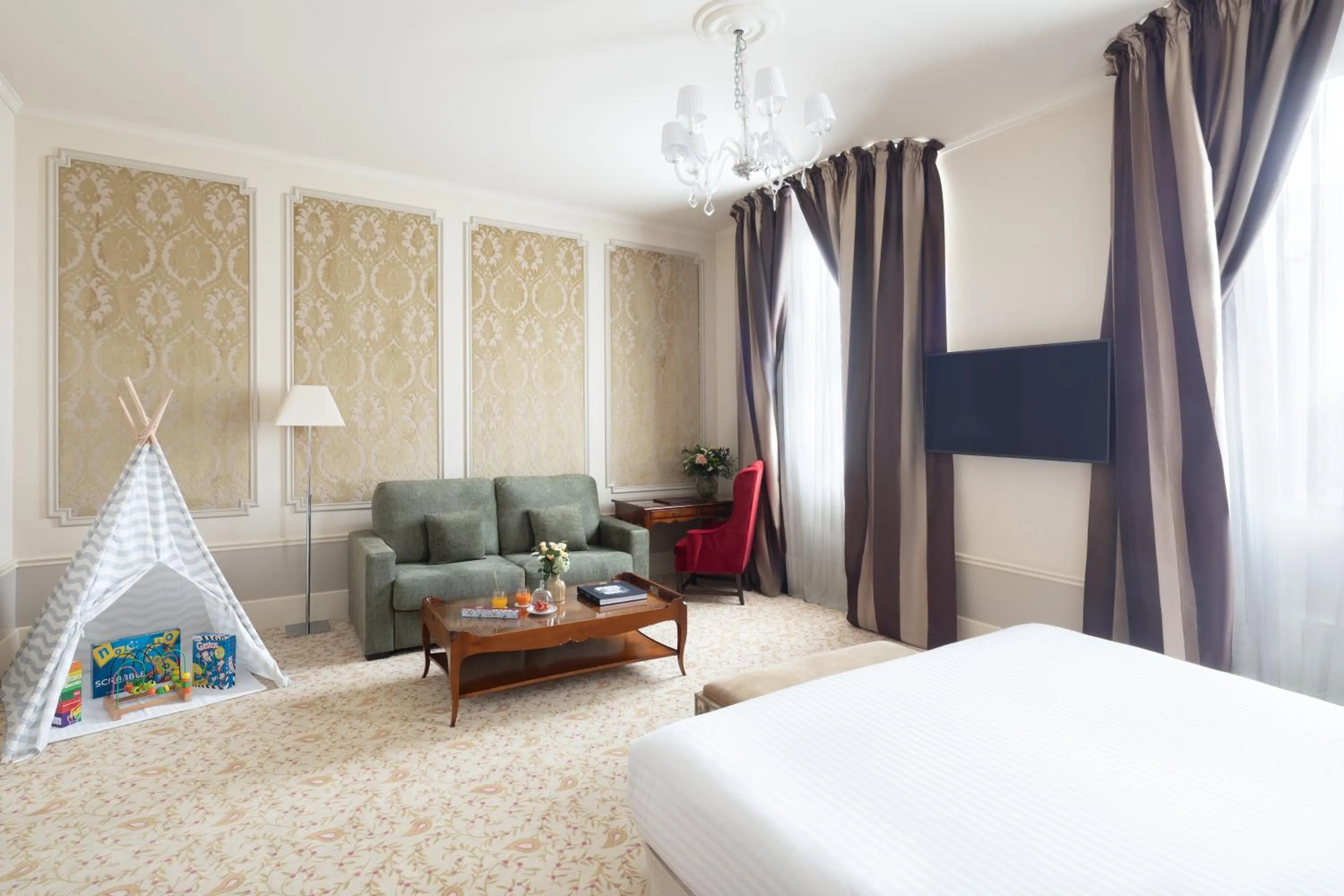 Photo of the whole room, Bed in Hotel El Palace Barcelona