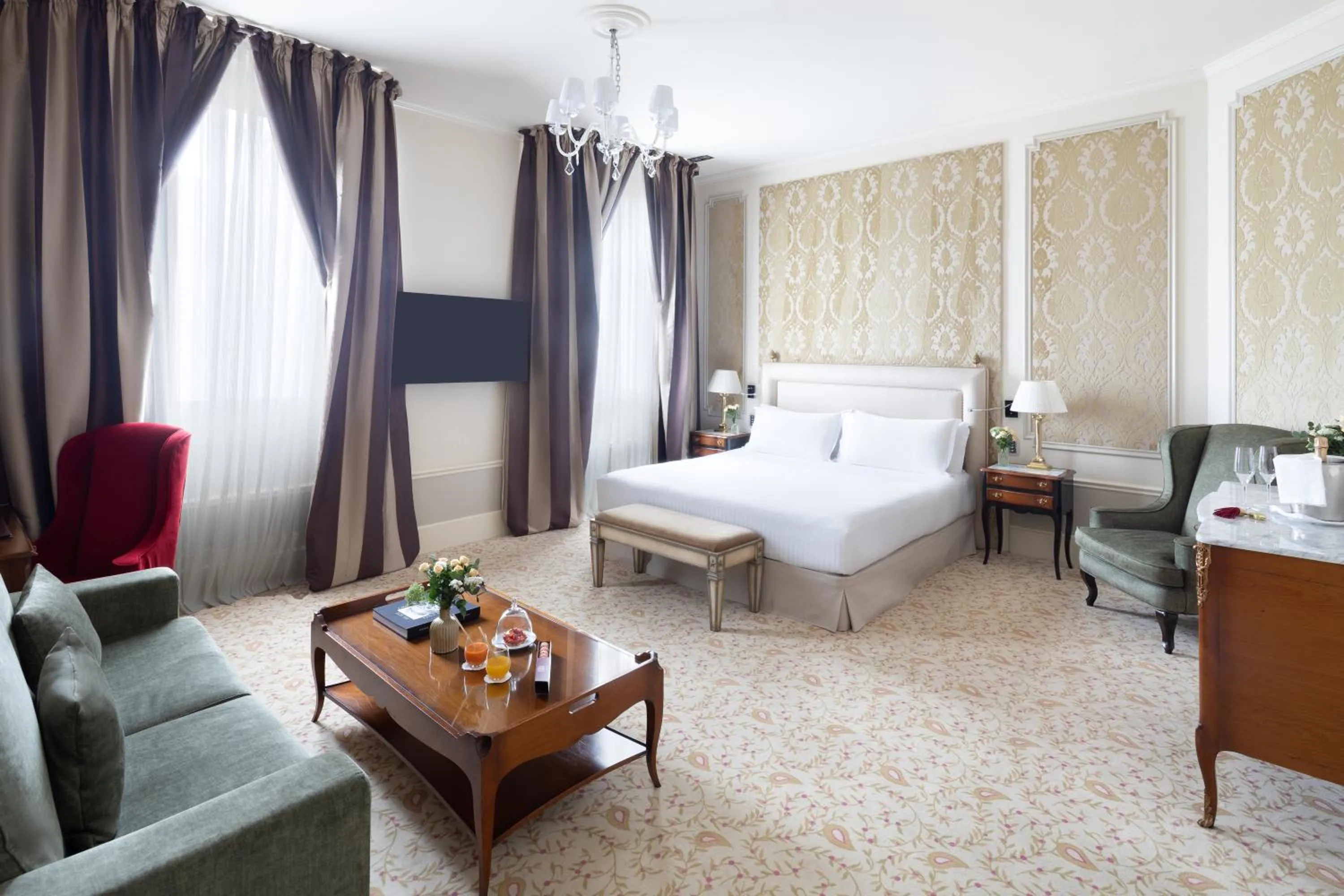 Photo of the whole room, Bed in Hotel El Palace Barcelona