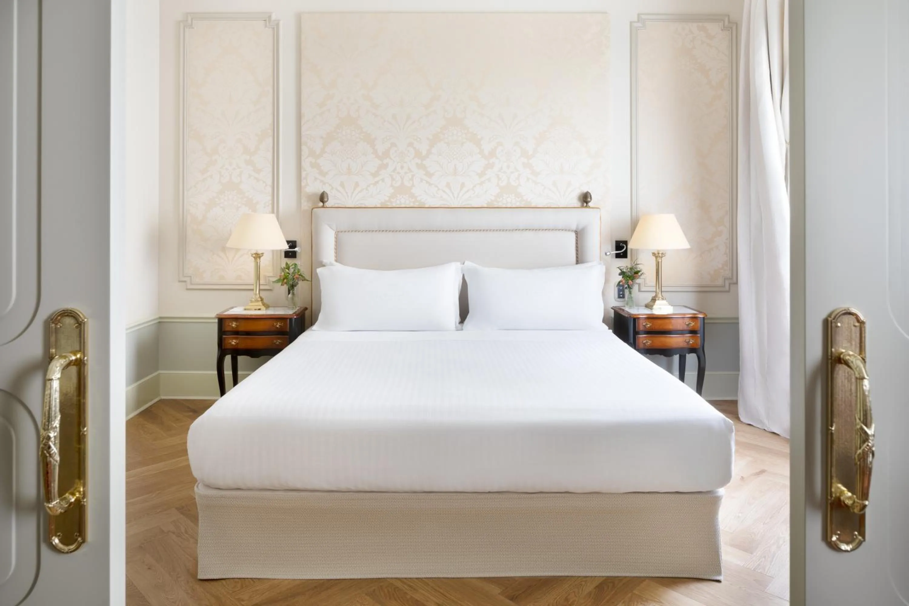 Bed in Hotel El Palace Barcelona