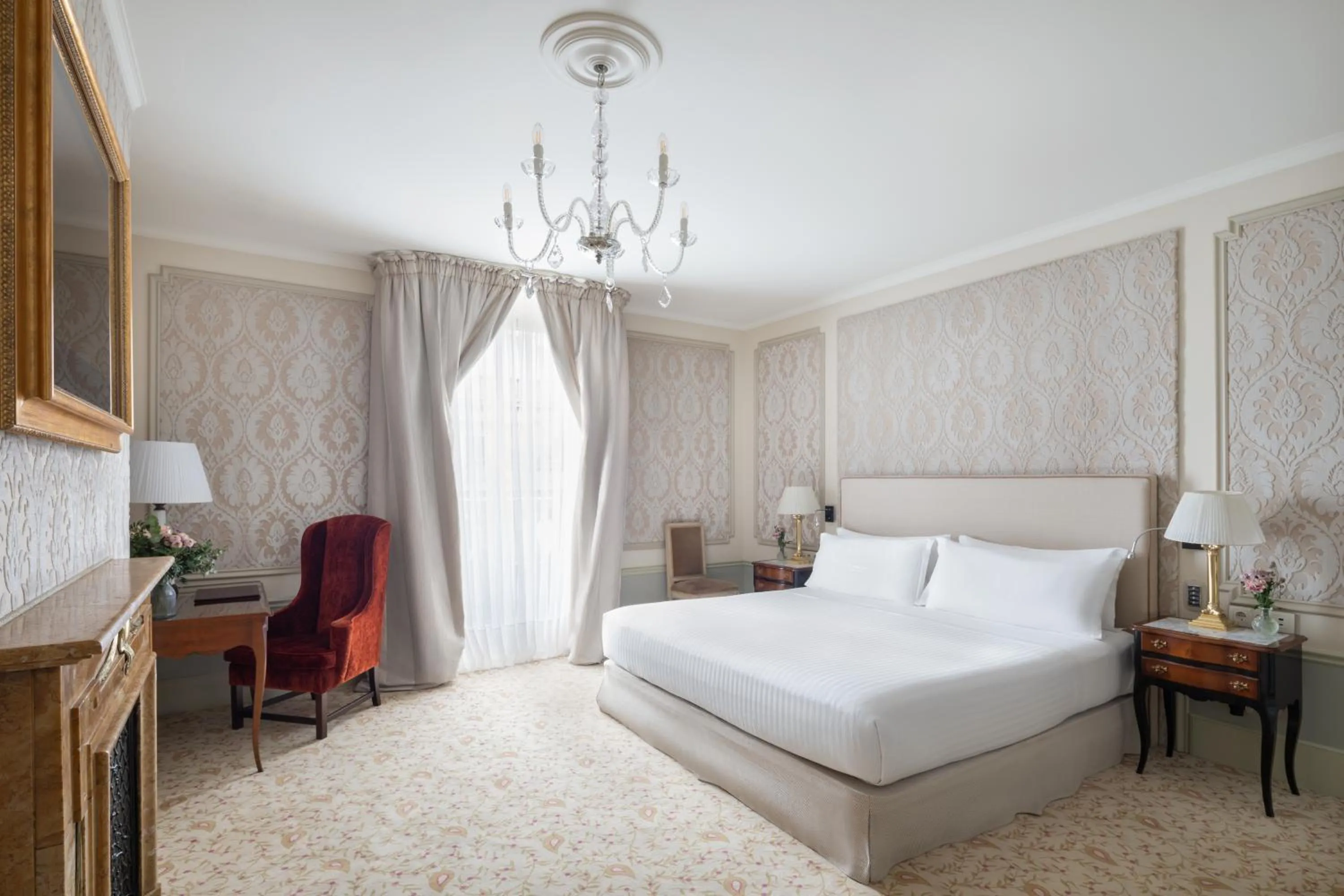 Photo of the whole room, Bed in Hotel El Palace Barcelona